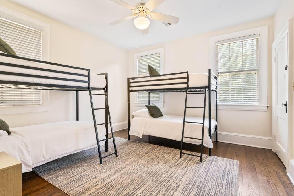 Five-Bedroom House photo 1