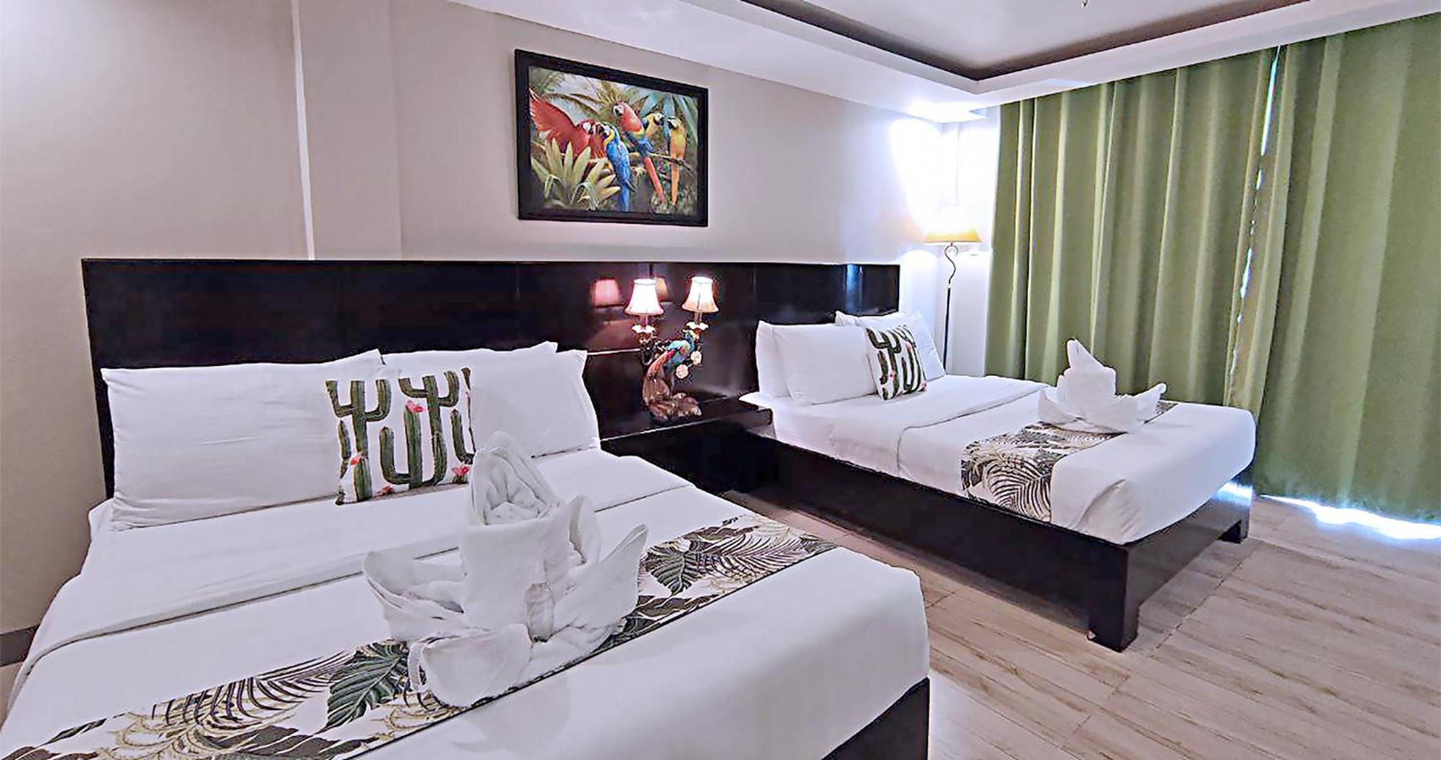 Quadruple Room with Balcony - Photo 5
