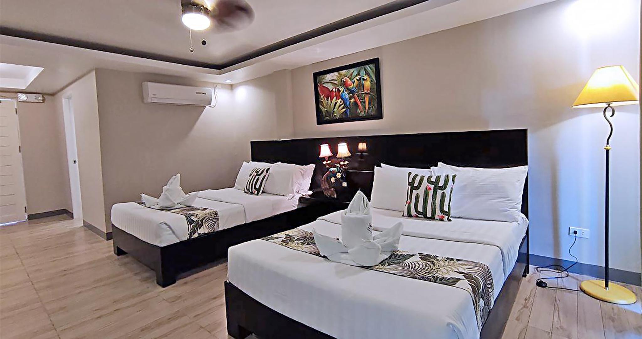 Quadruple Room with Balcony - Photo 6