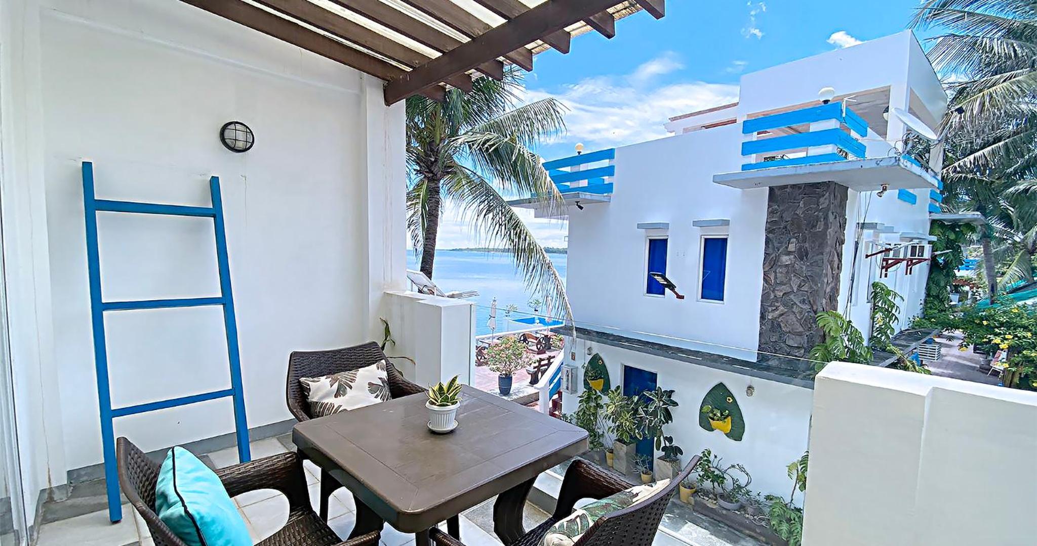 Quadruple Room with Balcony - Photo 8