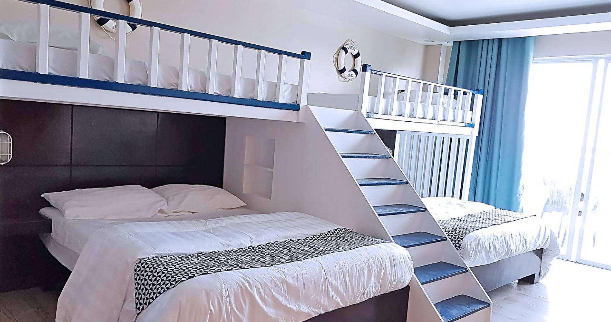 Family Suite with Balcony - Photo 3