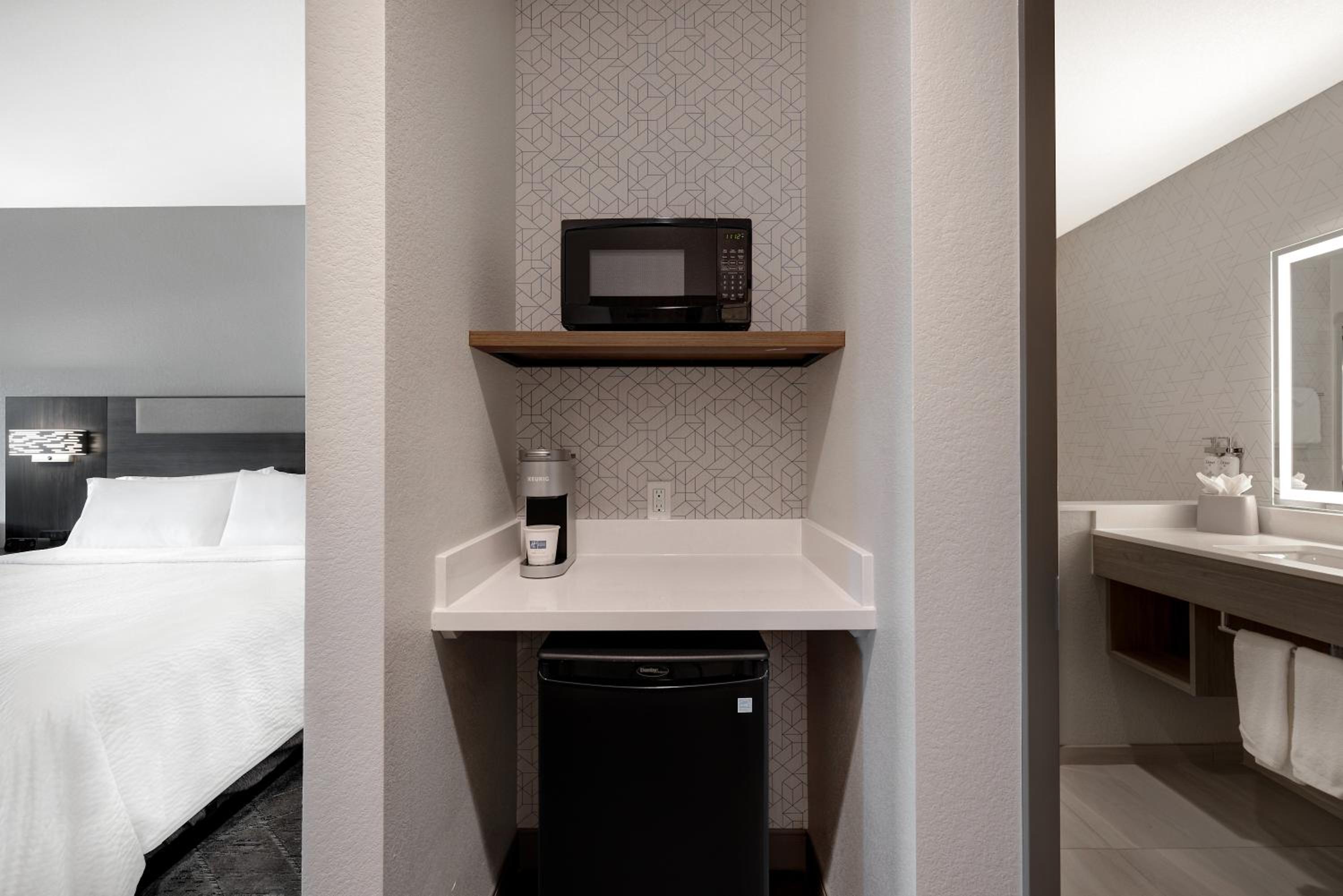 Room with Two Beds - Hearing Accessible - Non-Smoking photo 3