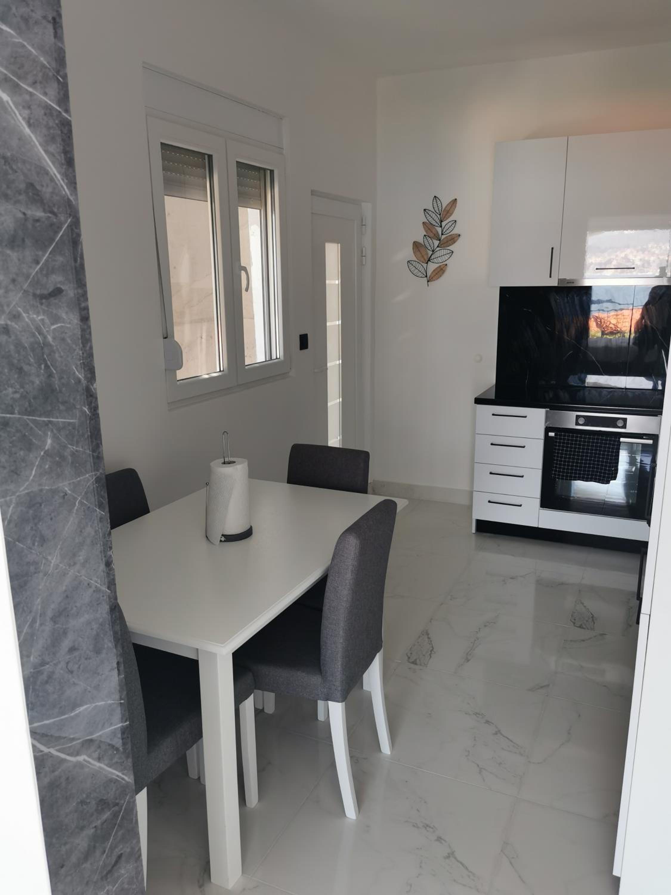 One-Bedroom Apartment with Balcony and Sea View photo 3