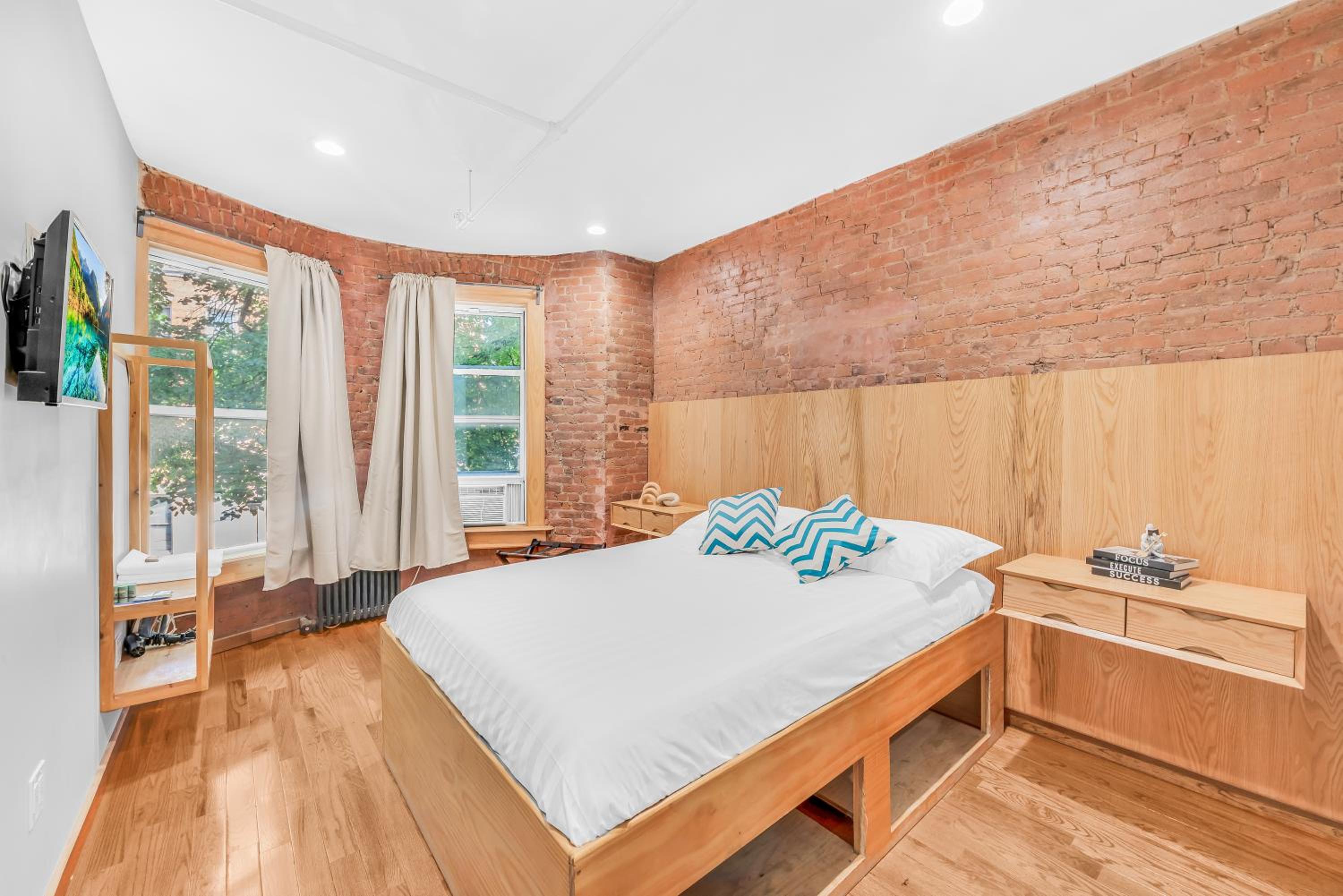 Deluxe Queen Room with Shared Bathroom - Non-Smoking photo 1