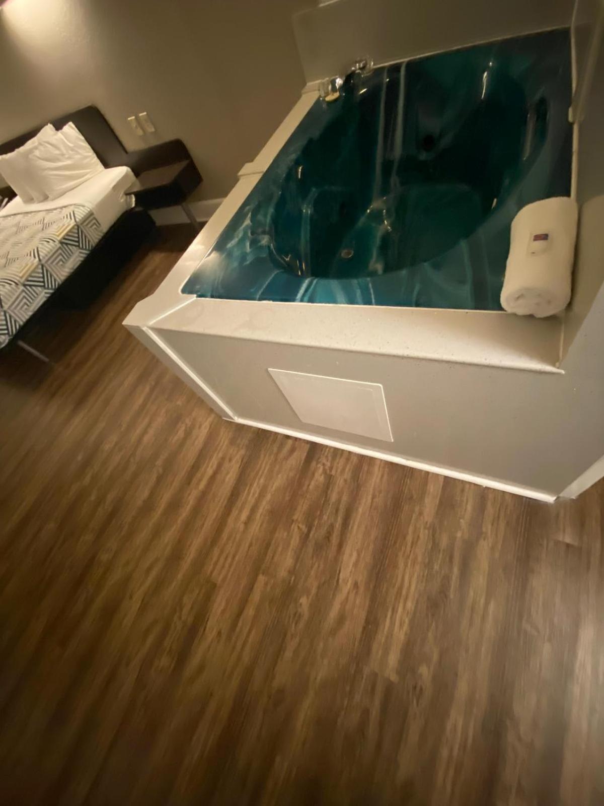 King Suite with Spa Bath - Non-Smoking - Photo 5