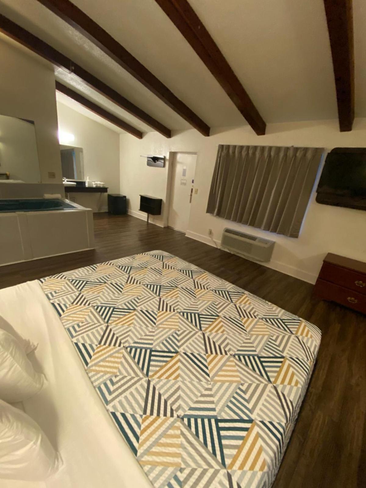 King Suite with Spa Bath - Non-Smoking - Photo 1