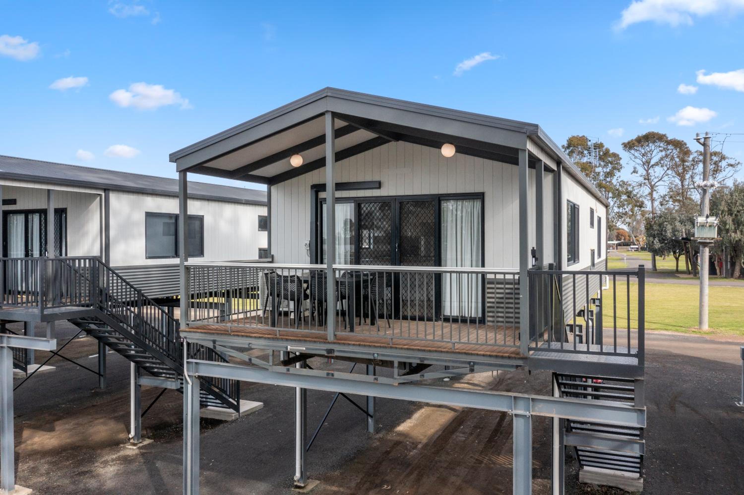 Deluxe Lakeside 3 Bedroom Cabin - Sleeps 8 - Photo 7