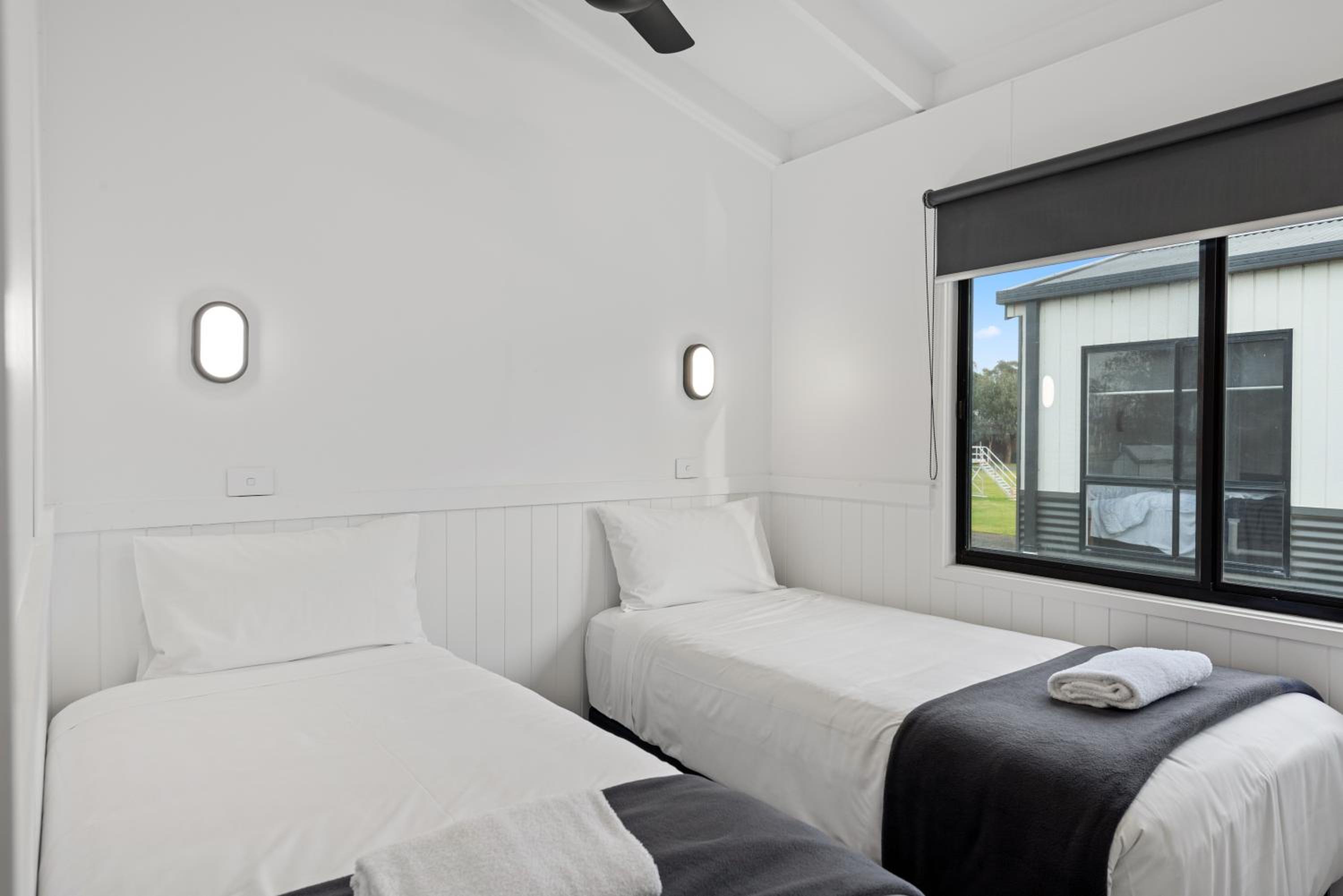 Deluxe Lakeside 3 Bedroom Cabin - Sleeps 8 - Photo 6