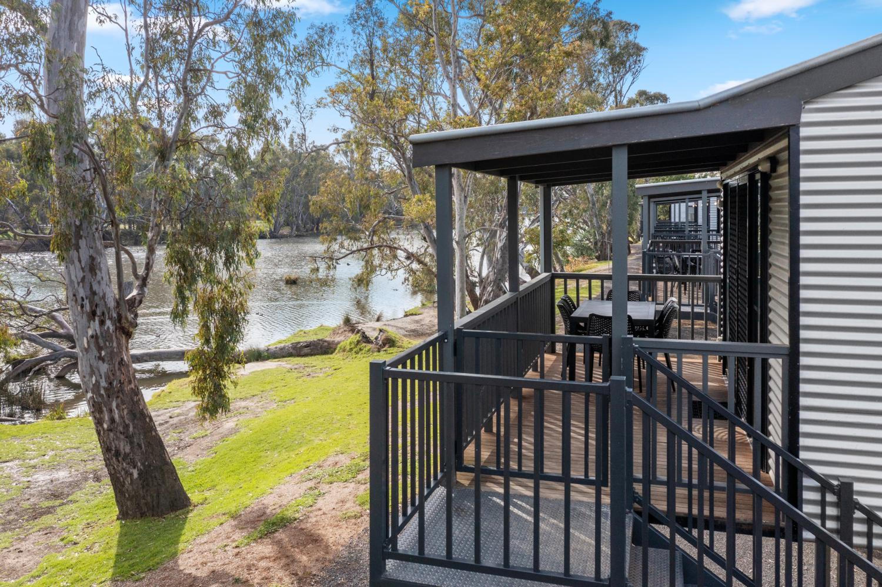 Superior Riverside 3 Bedroom Cabin – Sleeps 6 - Photo 12