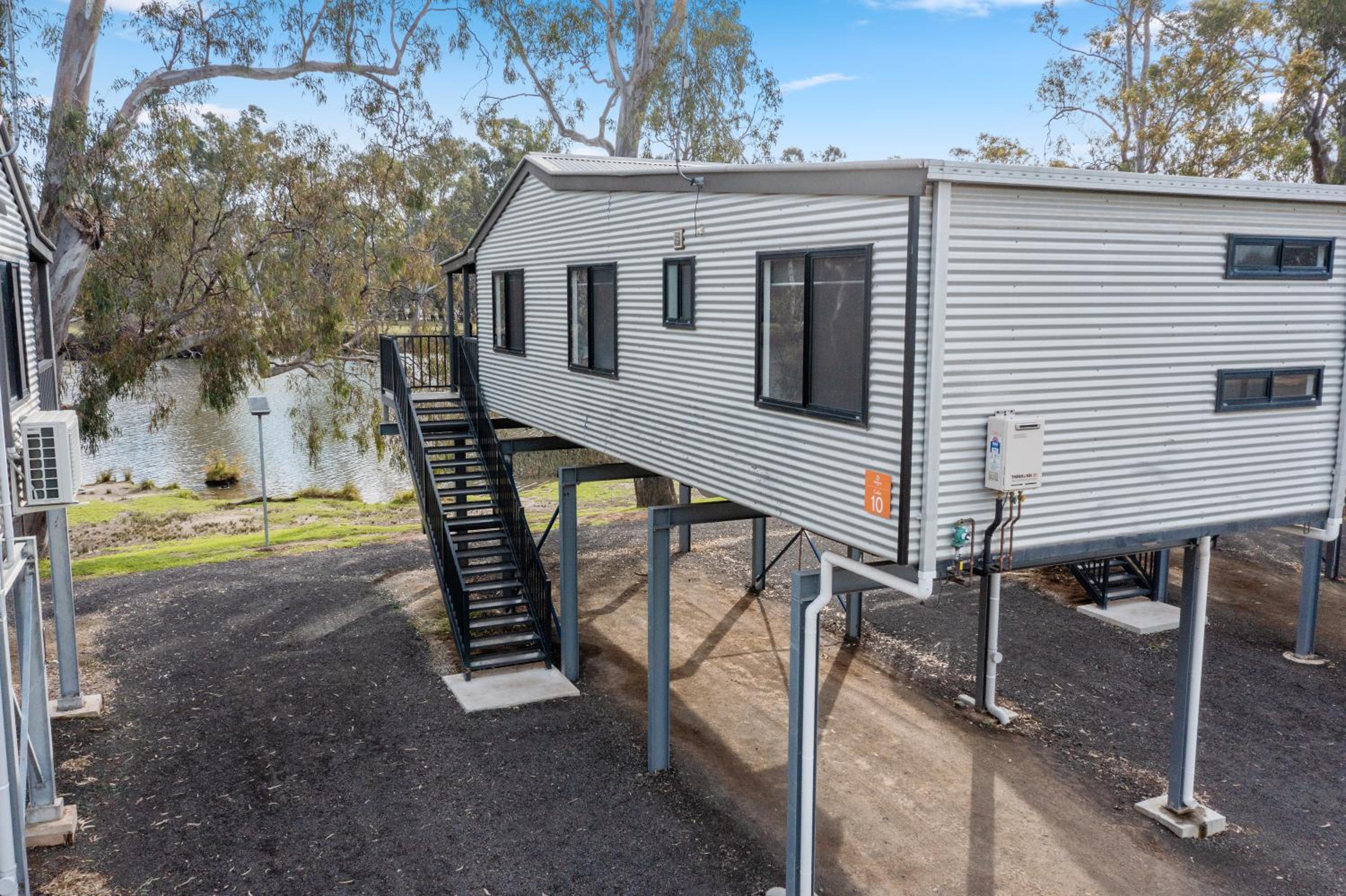 Superior Riverside 3 Bedroom Cabin – Sleeps 6 - Photo 8