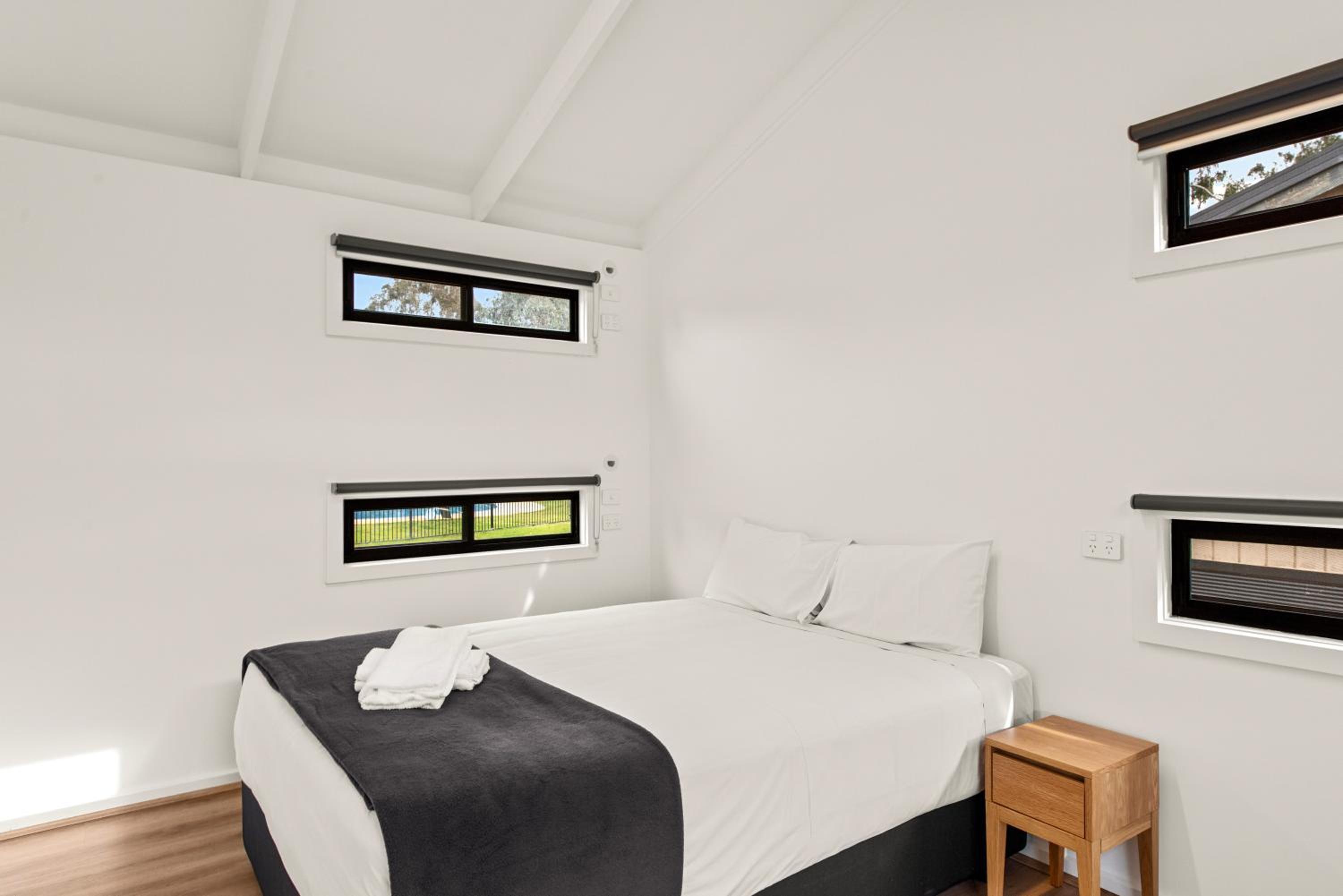 Standard 2 Bedroom Cabin – S7 Pet Friendly - Photo 8