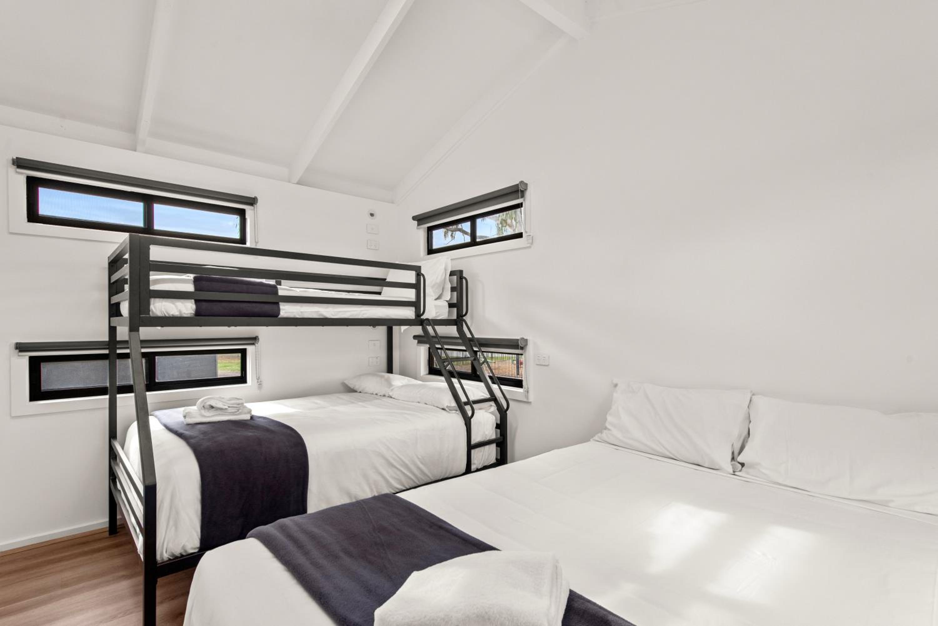 Standard 2 Bedroom Cabin – S7 Pet Friendly - Photo 7