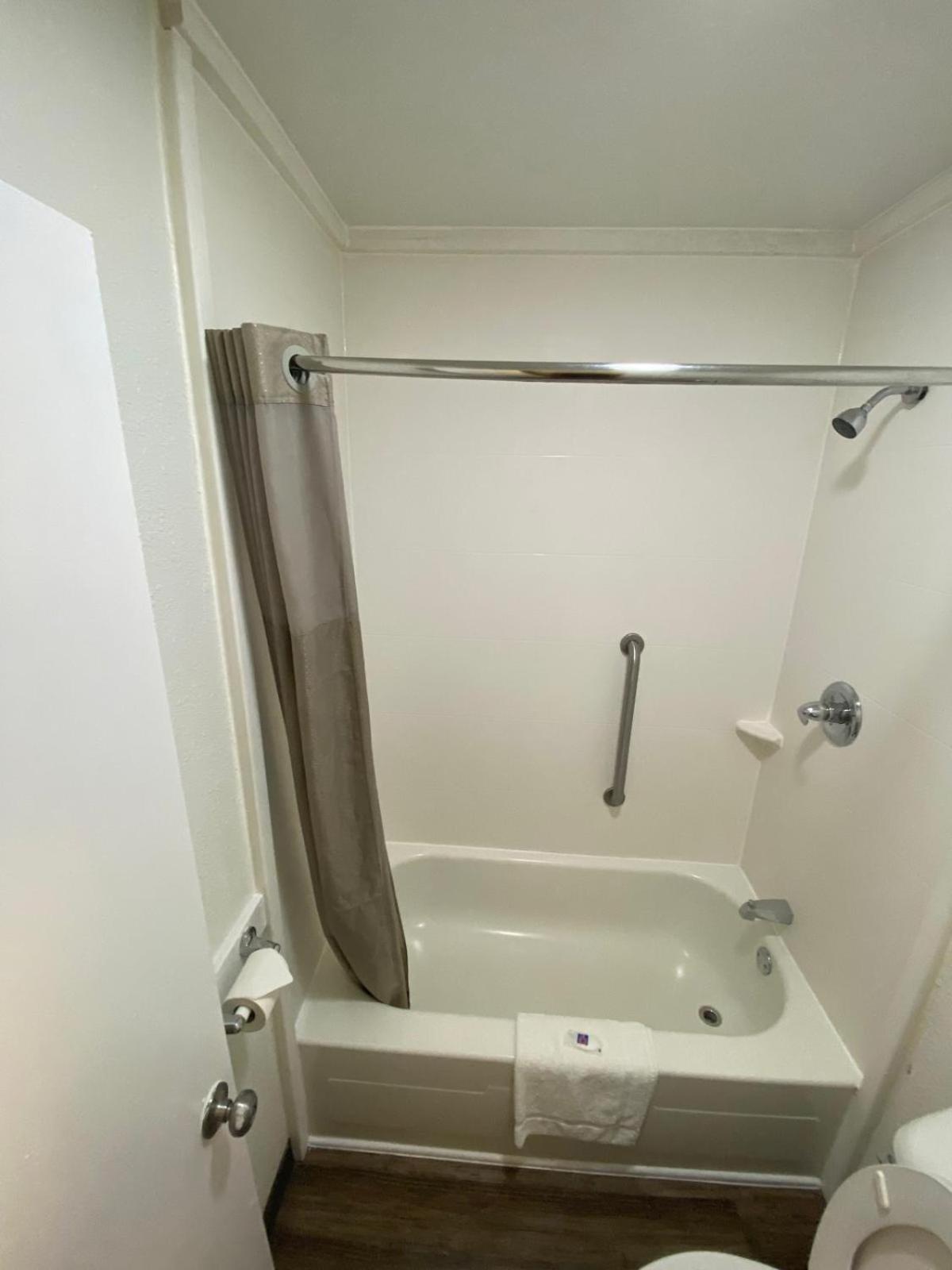 King Room - Non-Smoking - Photo 3