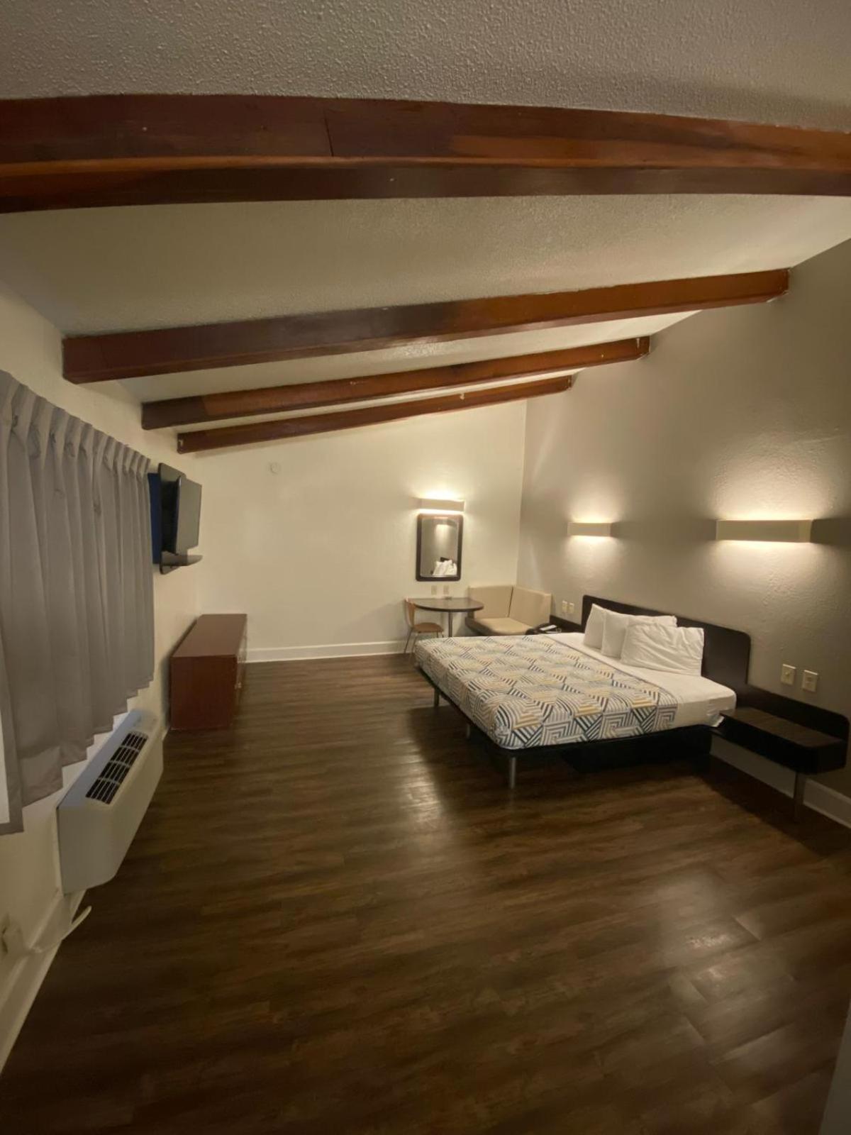 King Suite with Spa Bath - Non-Smoking - Photo 4