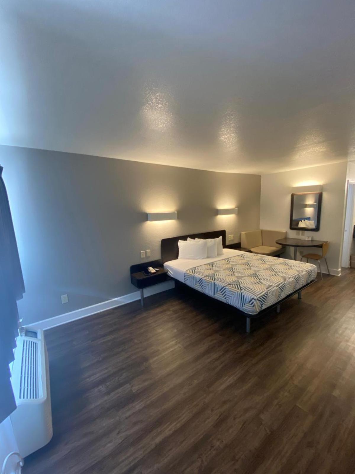 King Room - Non-Smoking - Photo 5
