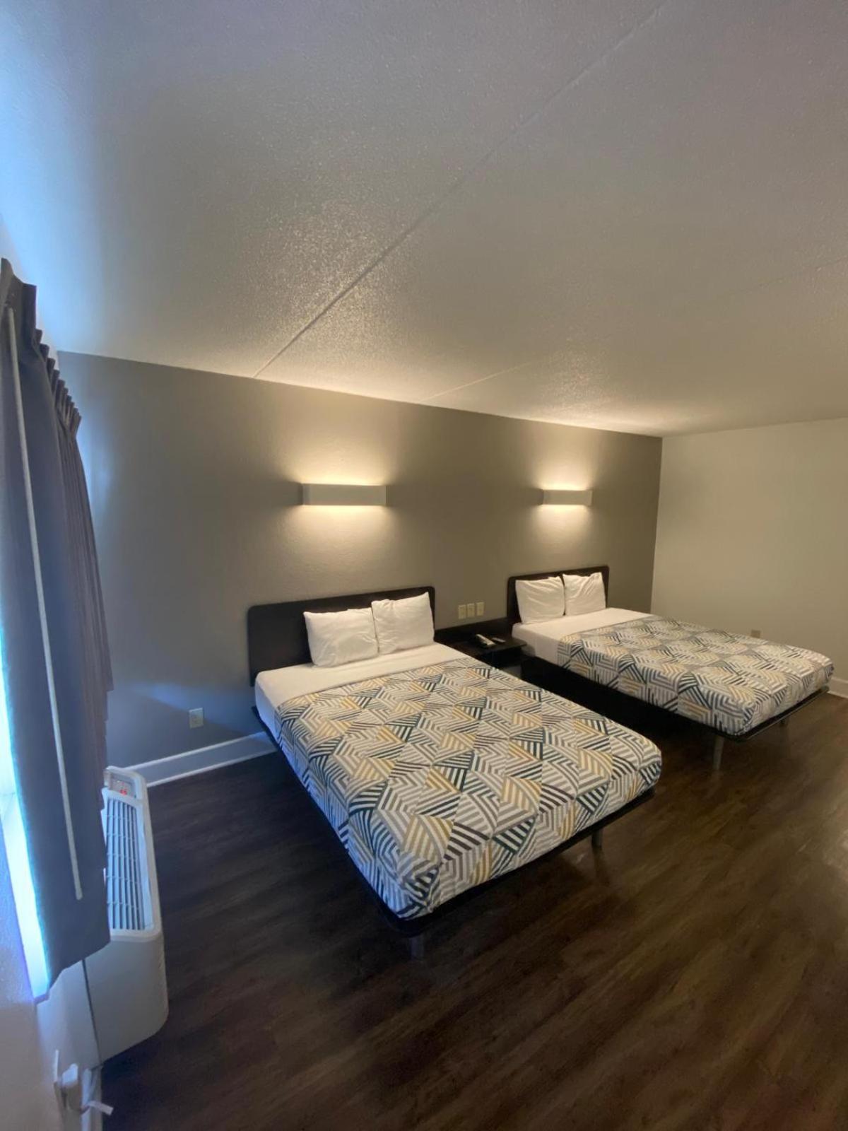 Queen Room with Two Queen Beds - Smoking - Photo 4