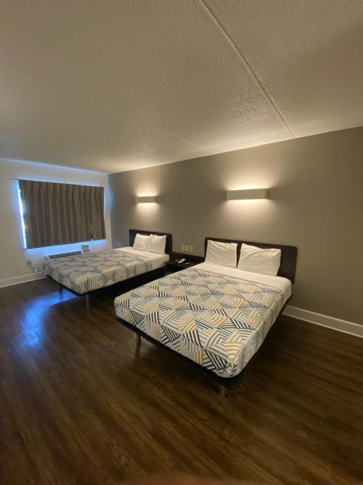 Queen Room with Two Queen Beds - Smoking - Photo 3
