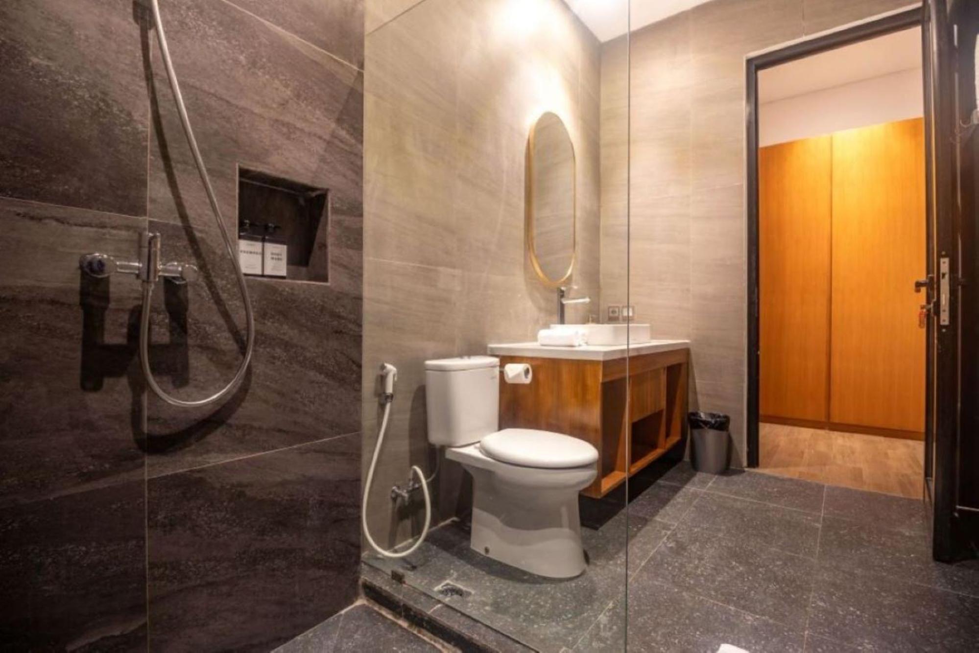 Deluxe with Pool and Garden Access - Photo 3