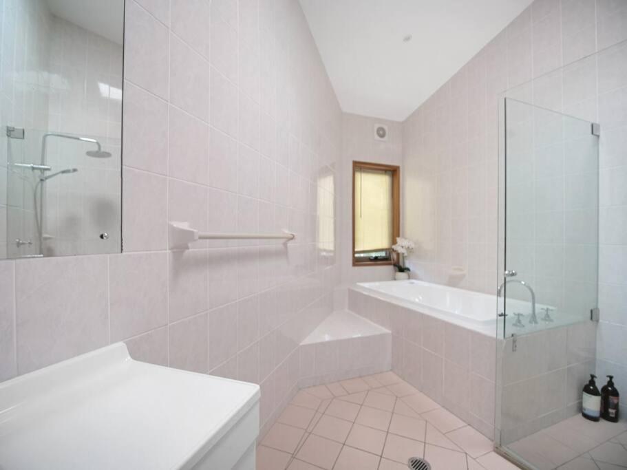 Four-Bedroom House photo 2