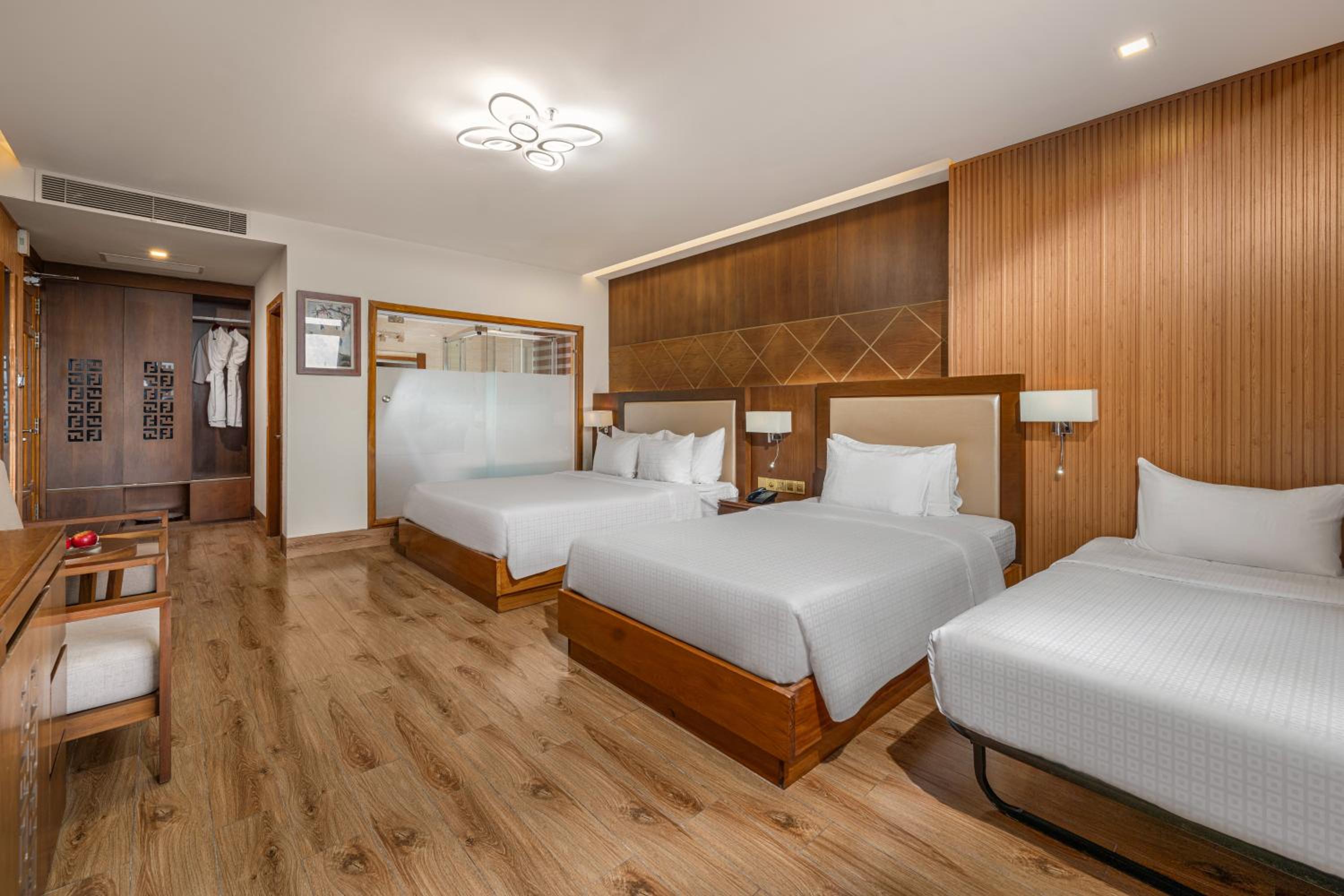 Deluxe Family Room with Bathtub and Extra Bed - Complimentary Welcome Fruit photo 2