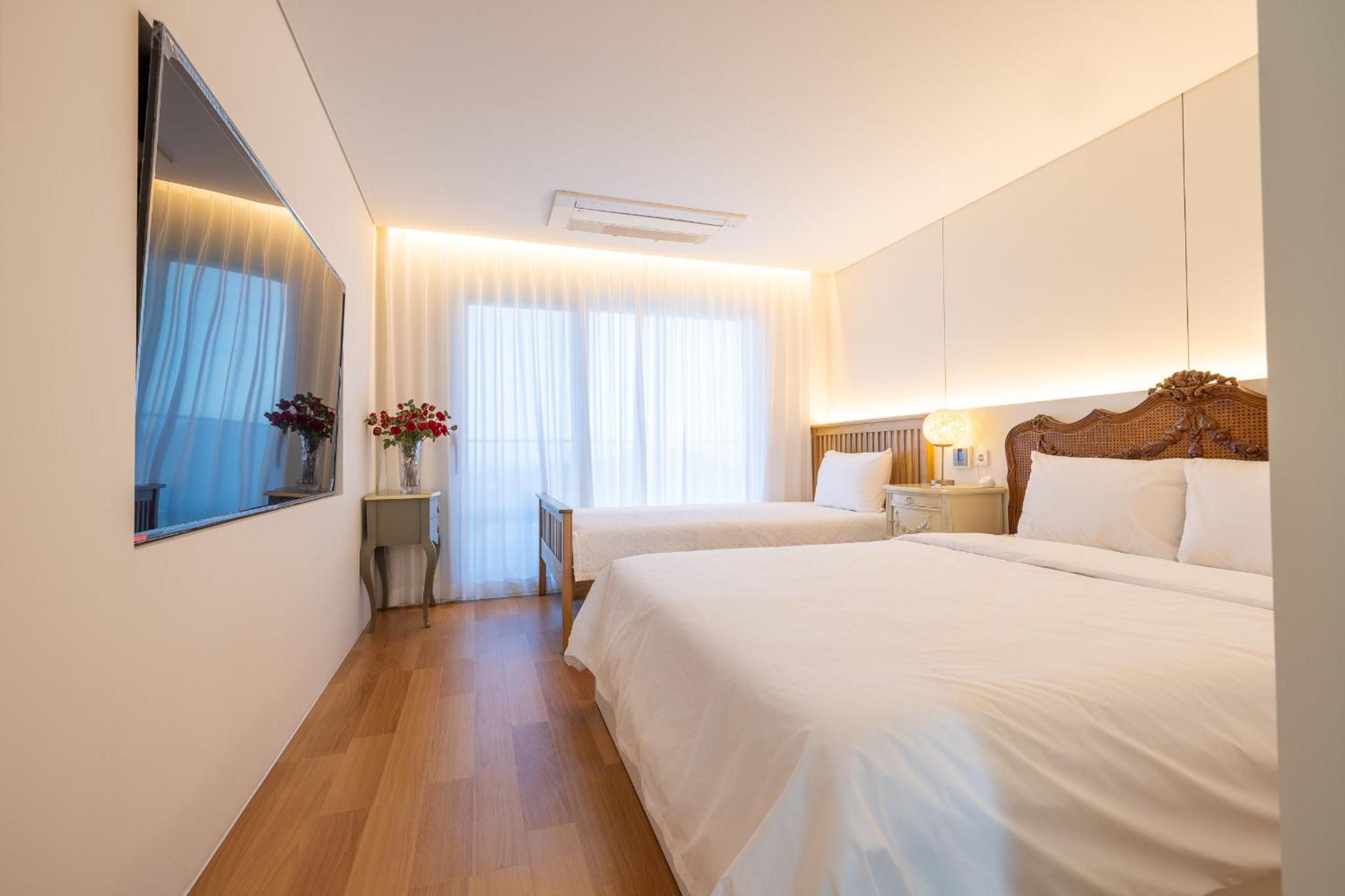 Deluxe Twin Room with Sea View - Photo 8