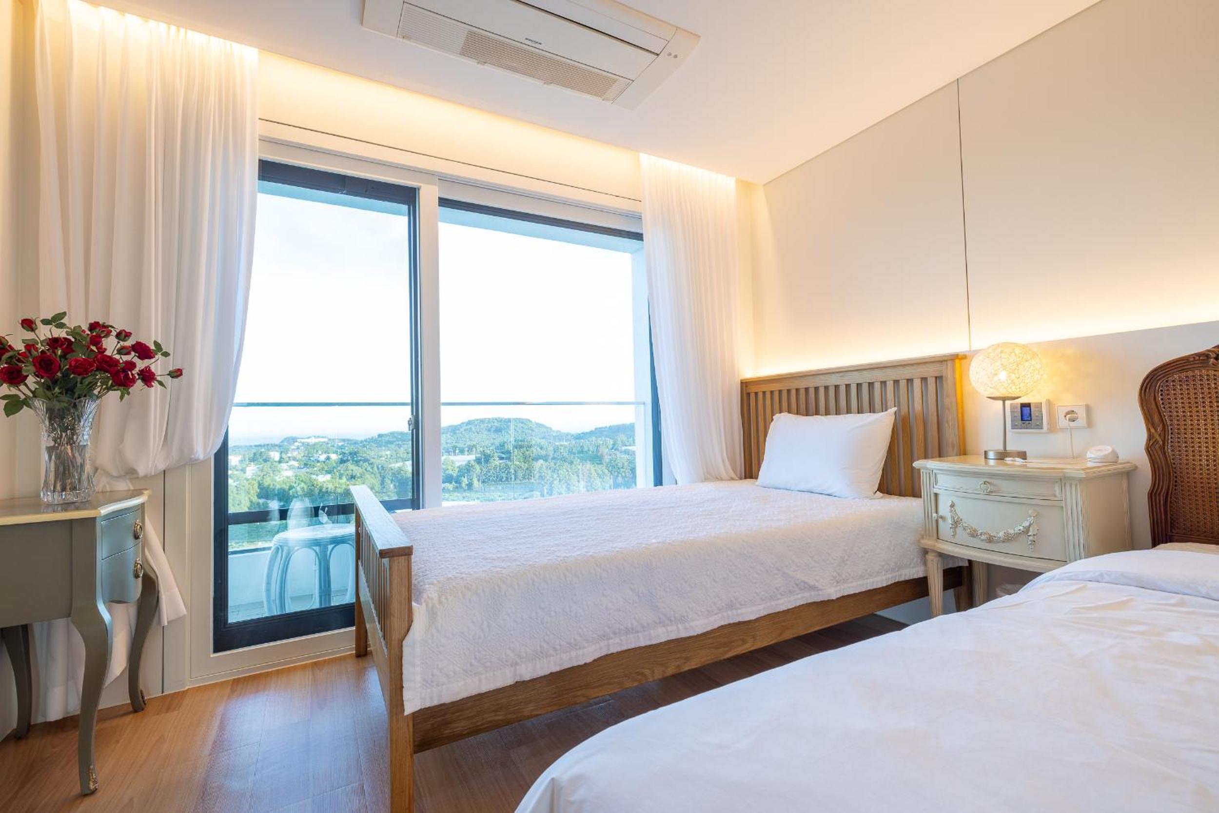 Deluxe Twin Room with Sea View - Photo 5