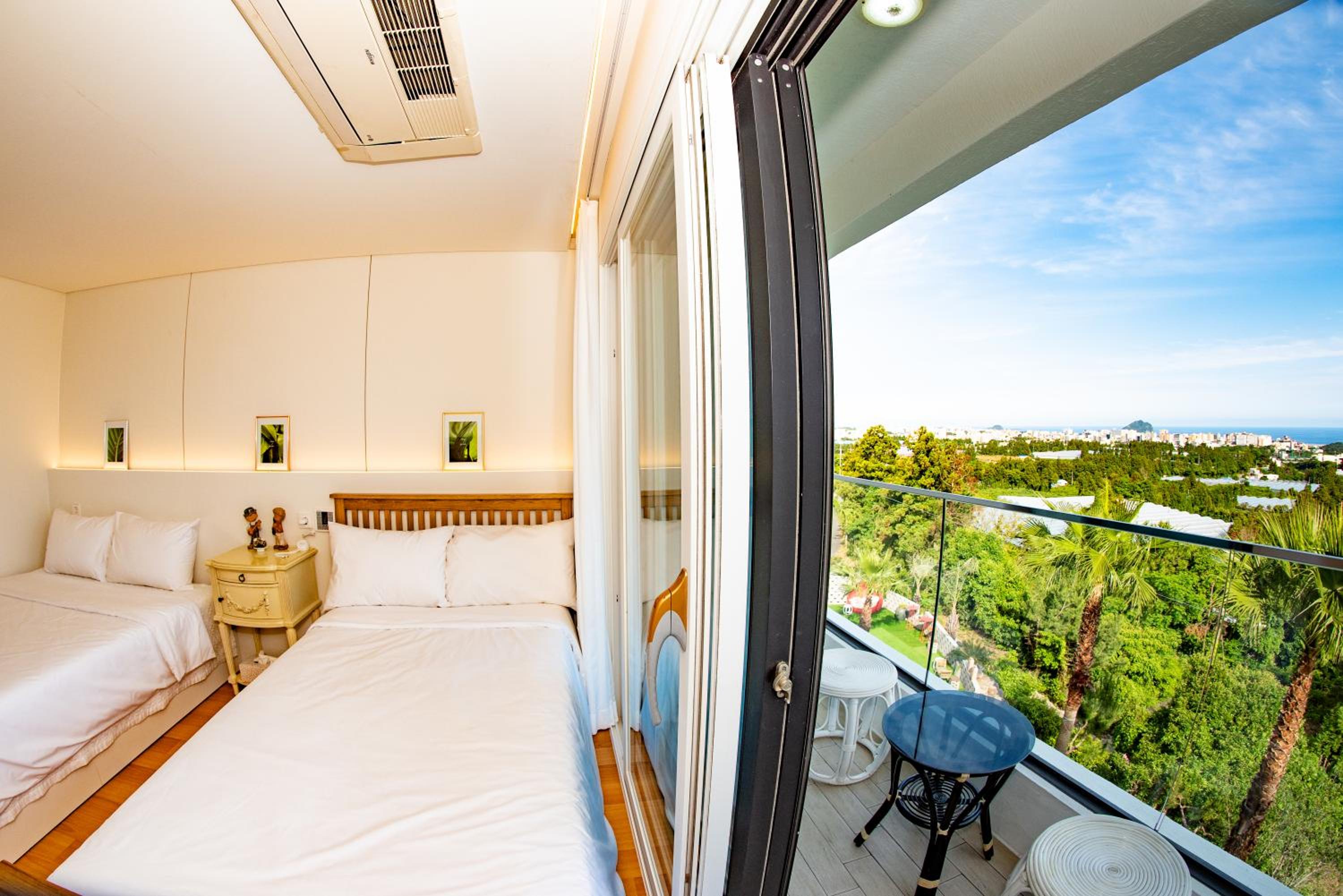 Deluxe Twin Room with Sea View - Photo 6