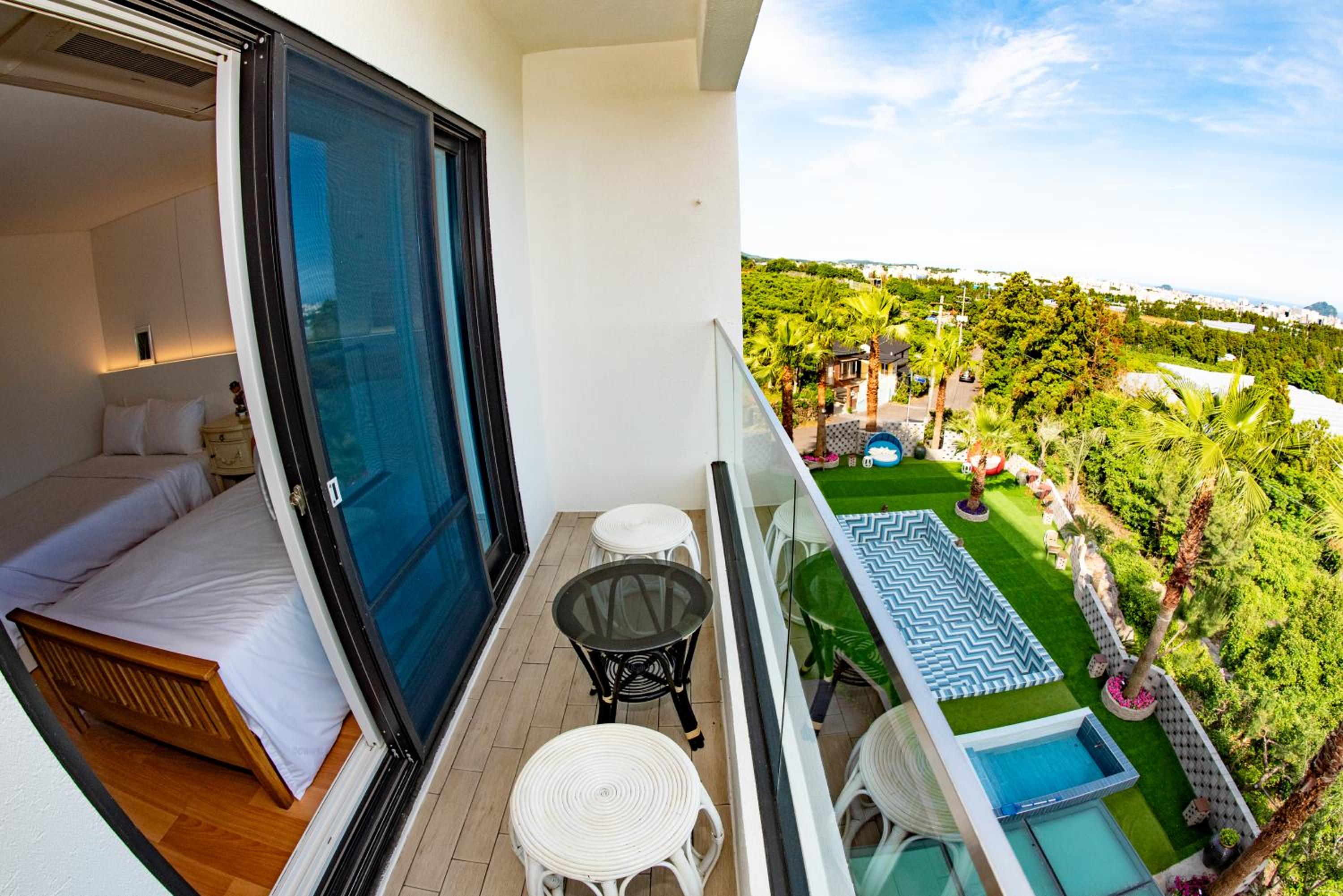 Deluxe Twin Room with Sea View - Photo 7