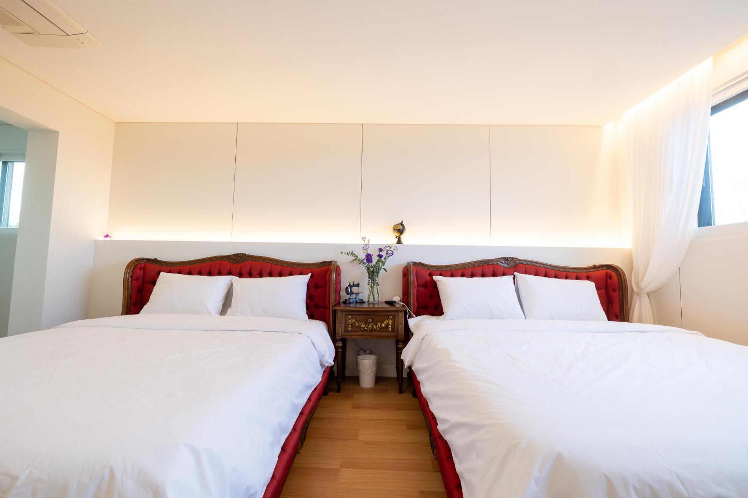 Superior Twin Room with Sea View - Photo 9