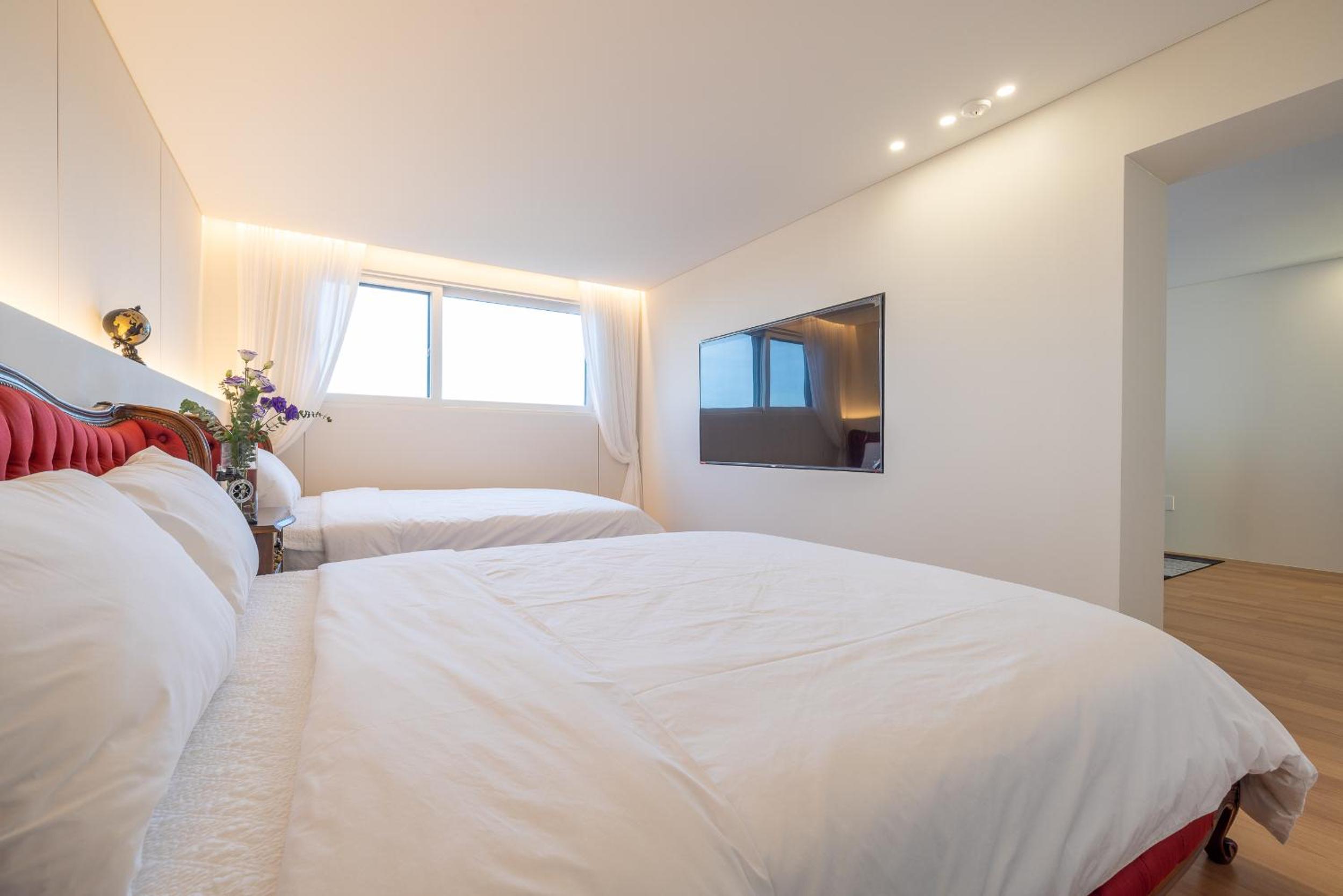 Superior Twin Room with Sea View - Photo 8
