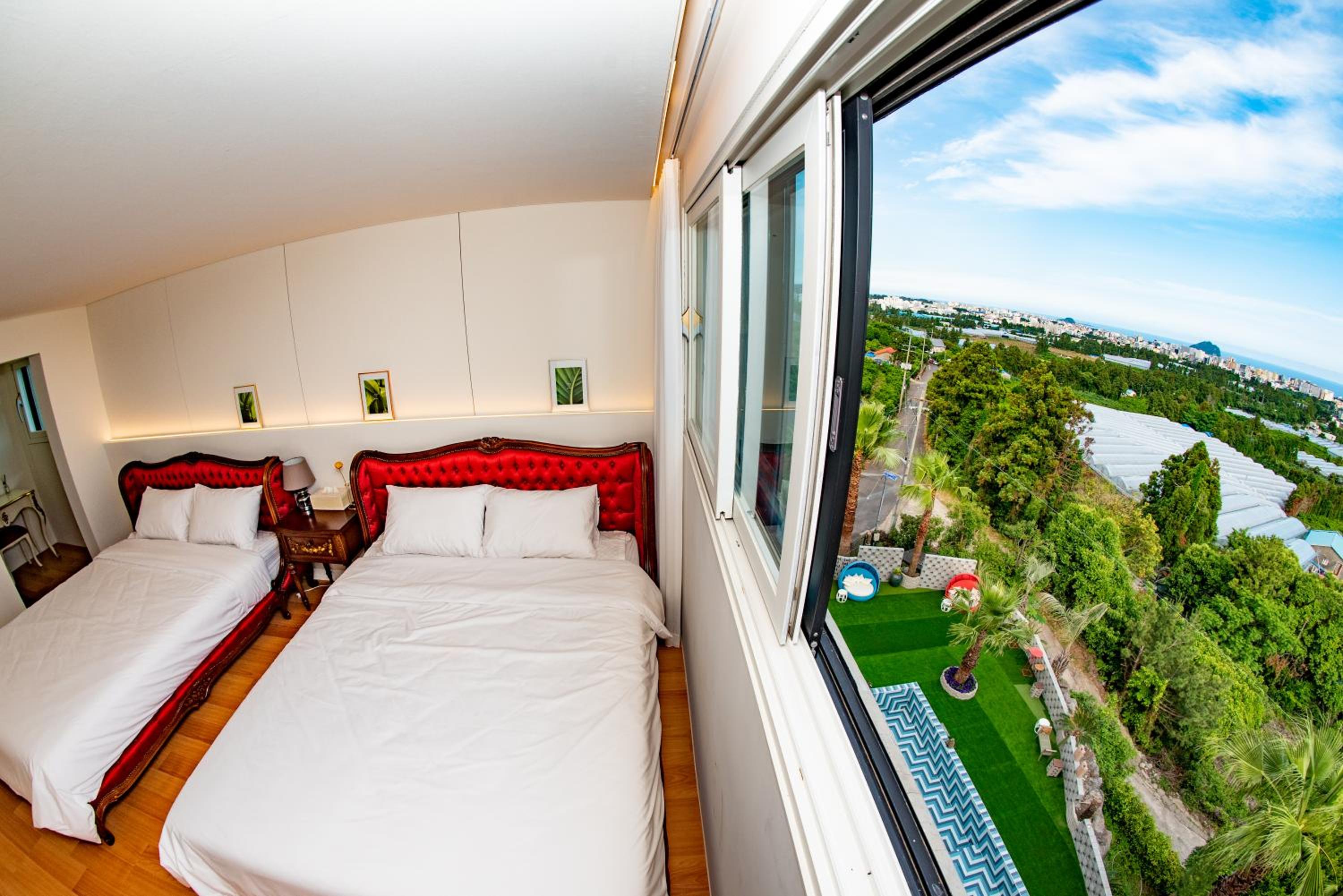 Superior Twin Room with Sea View - Photo 4