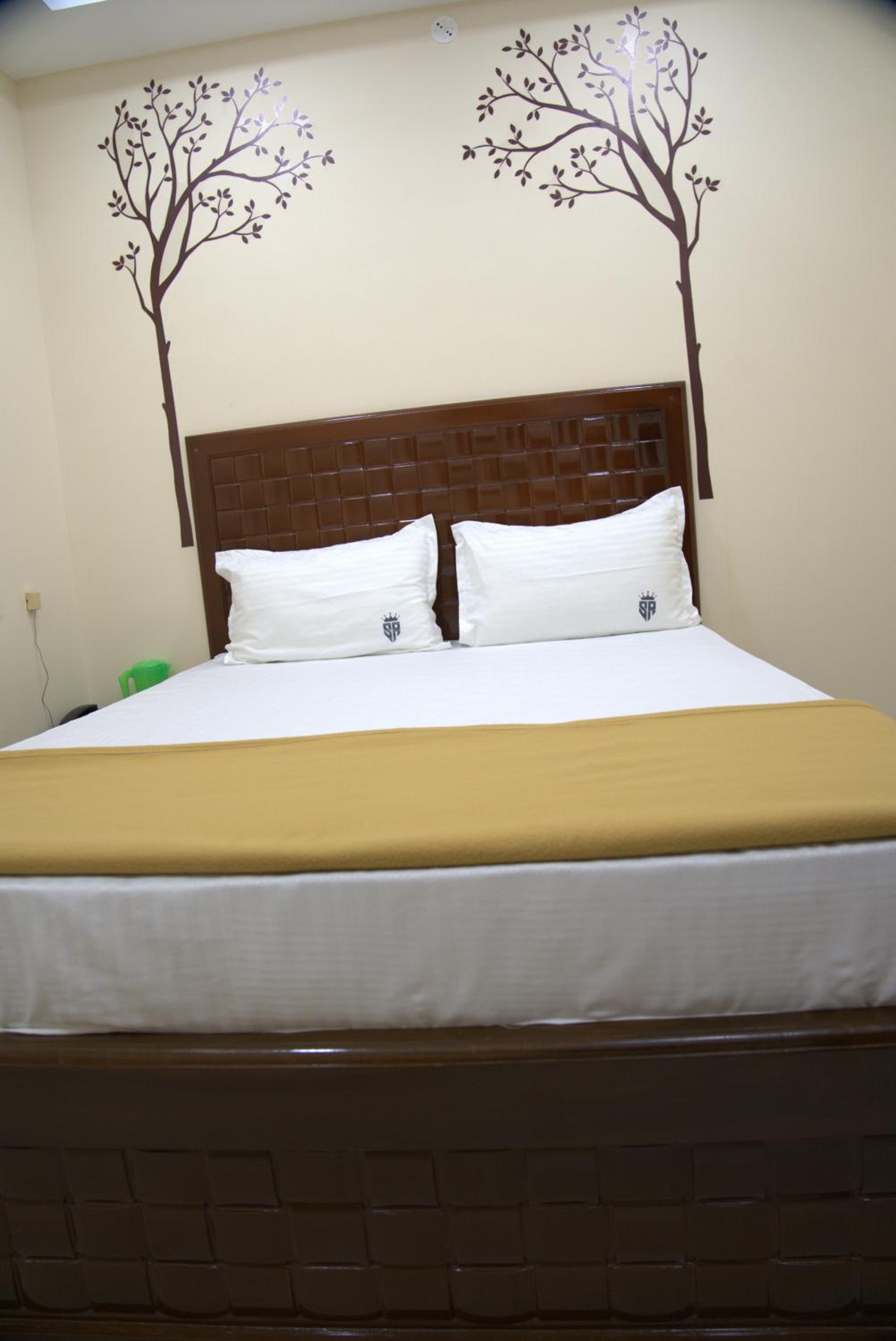 Deluxe Room (2 Adults + 1 Child)