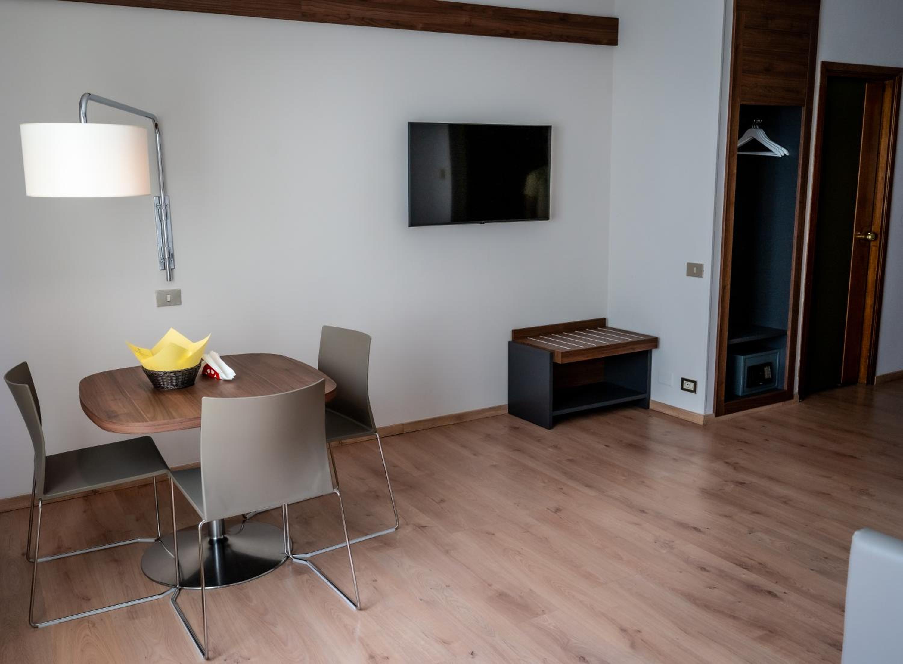 One-Bedroom Apartment with Sofa Bed (3 Adults) photo 2