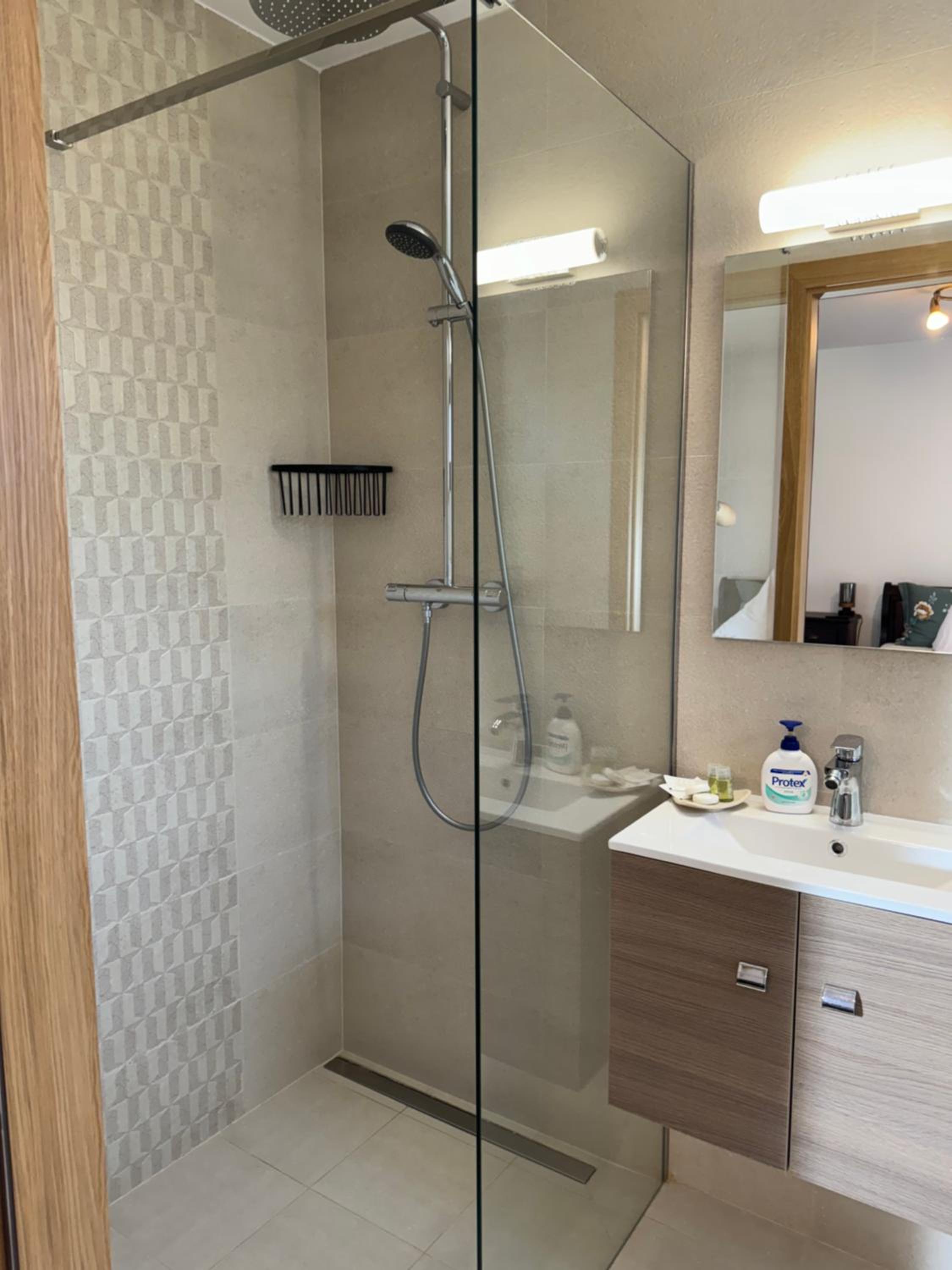 Double Room - Photo 6