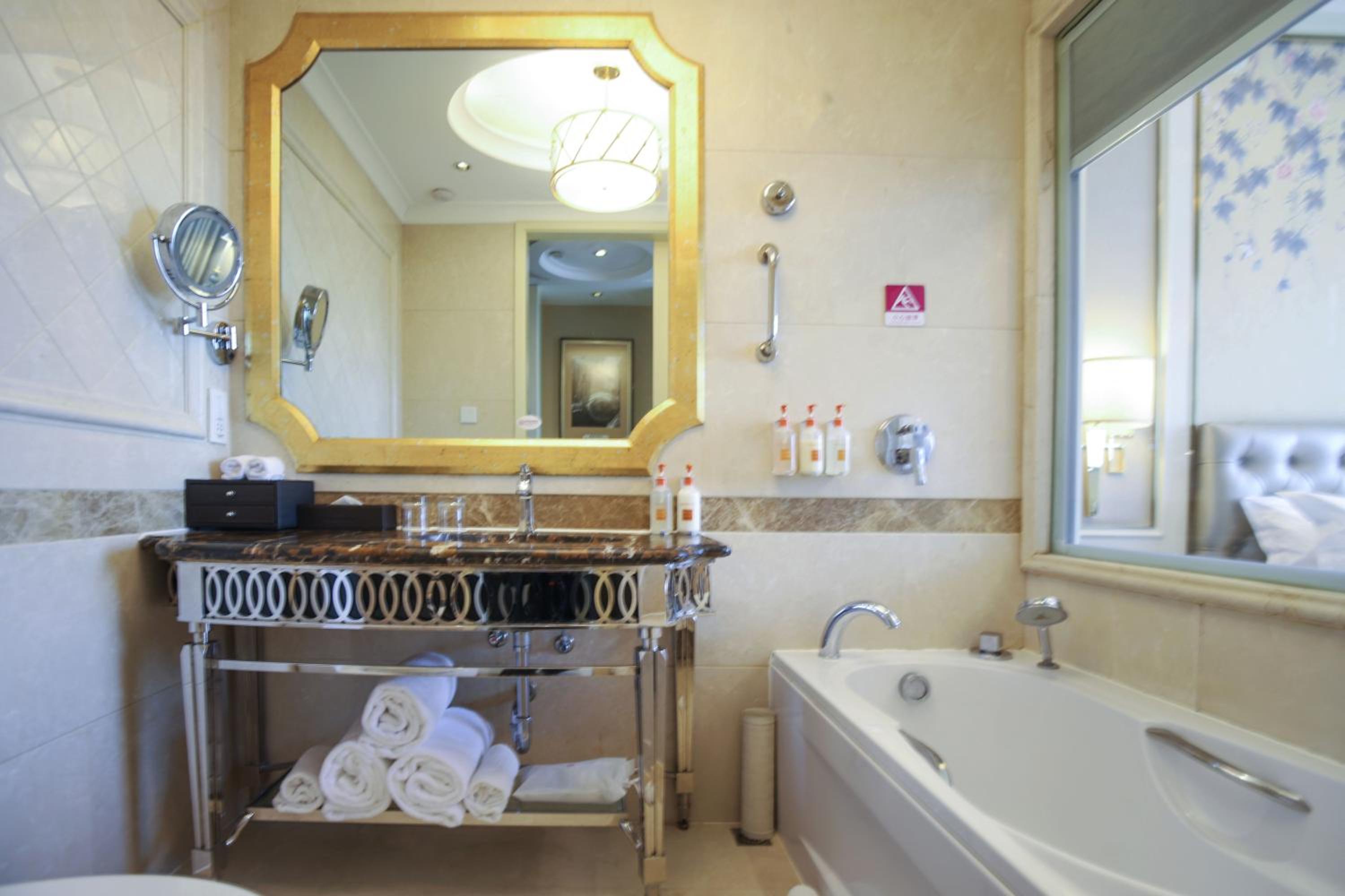 Standard King Room - Photo 5