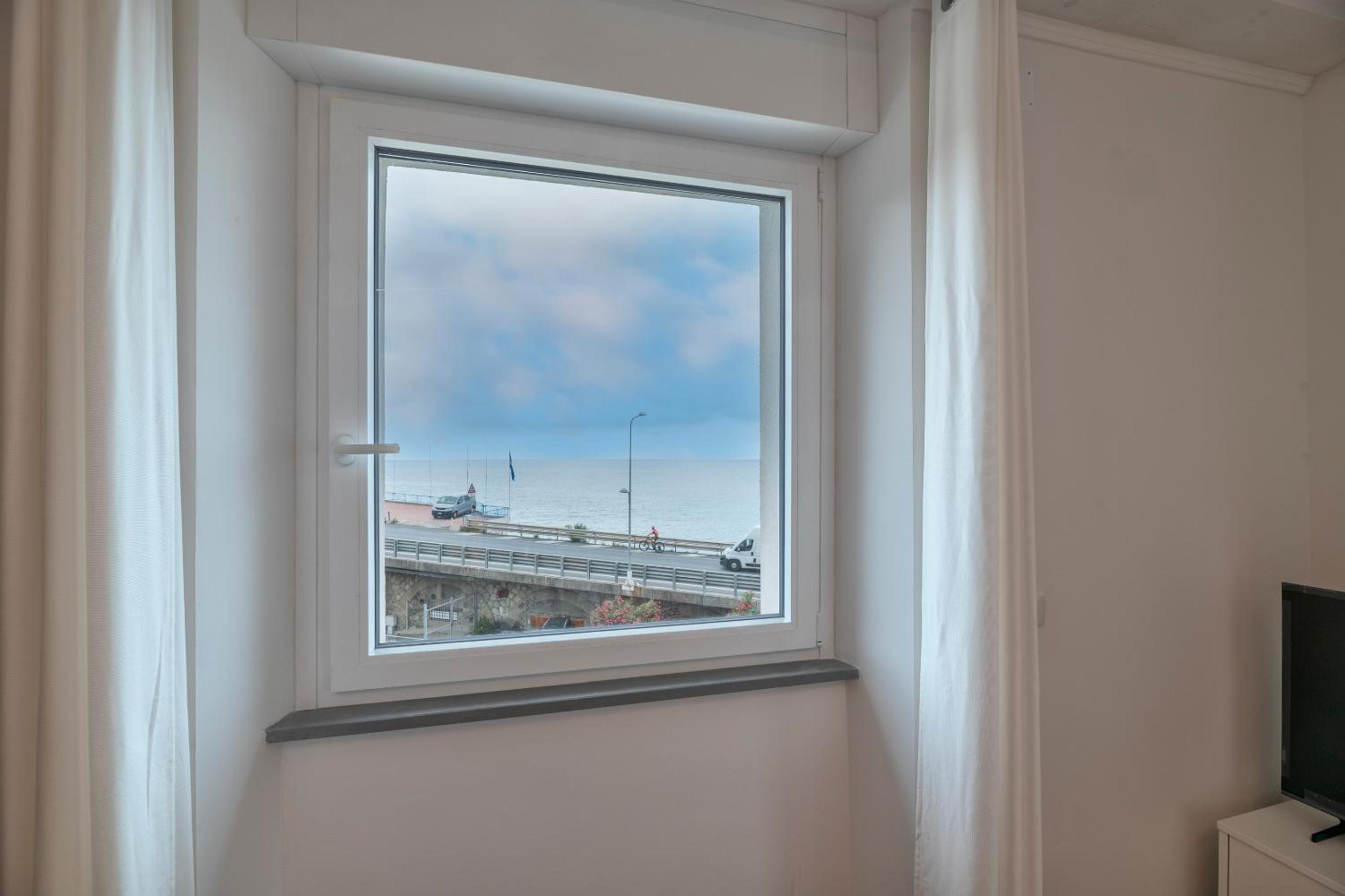 One-Bedroom Apartment with Sea View photo 3