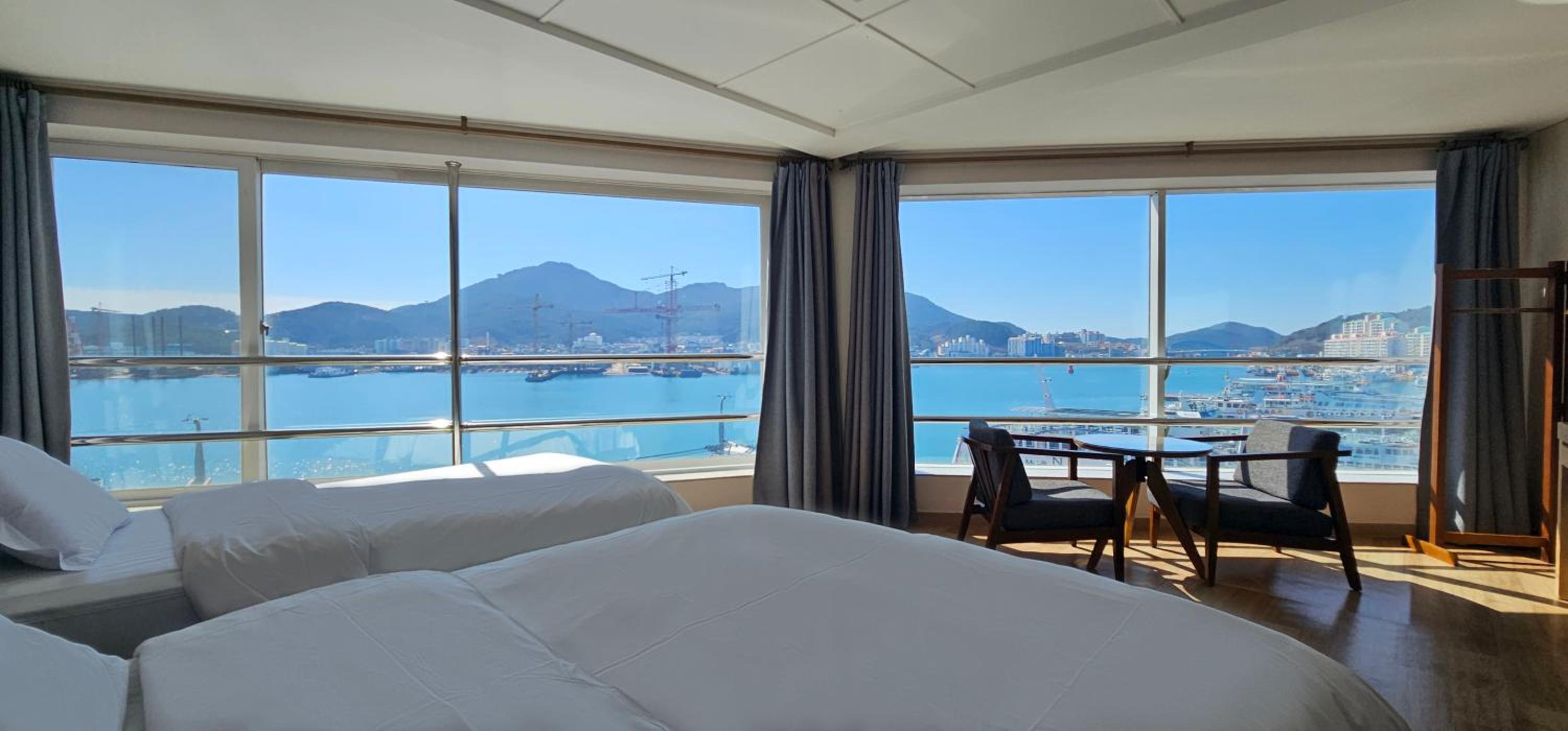Superior Twin Room With Panoramic Window