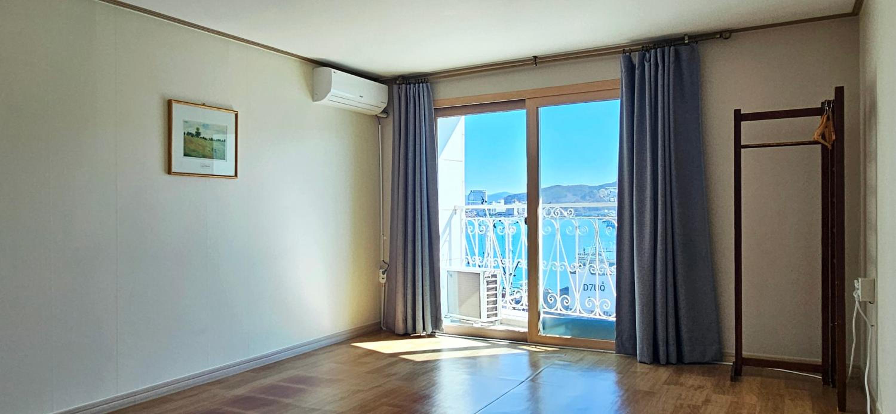 Korean-Style Apartment With Panoramic Window