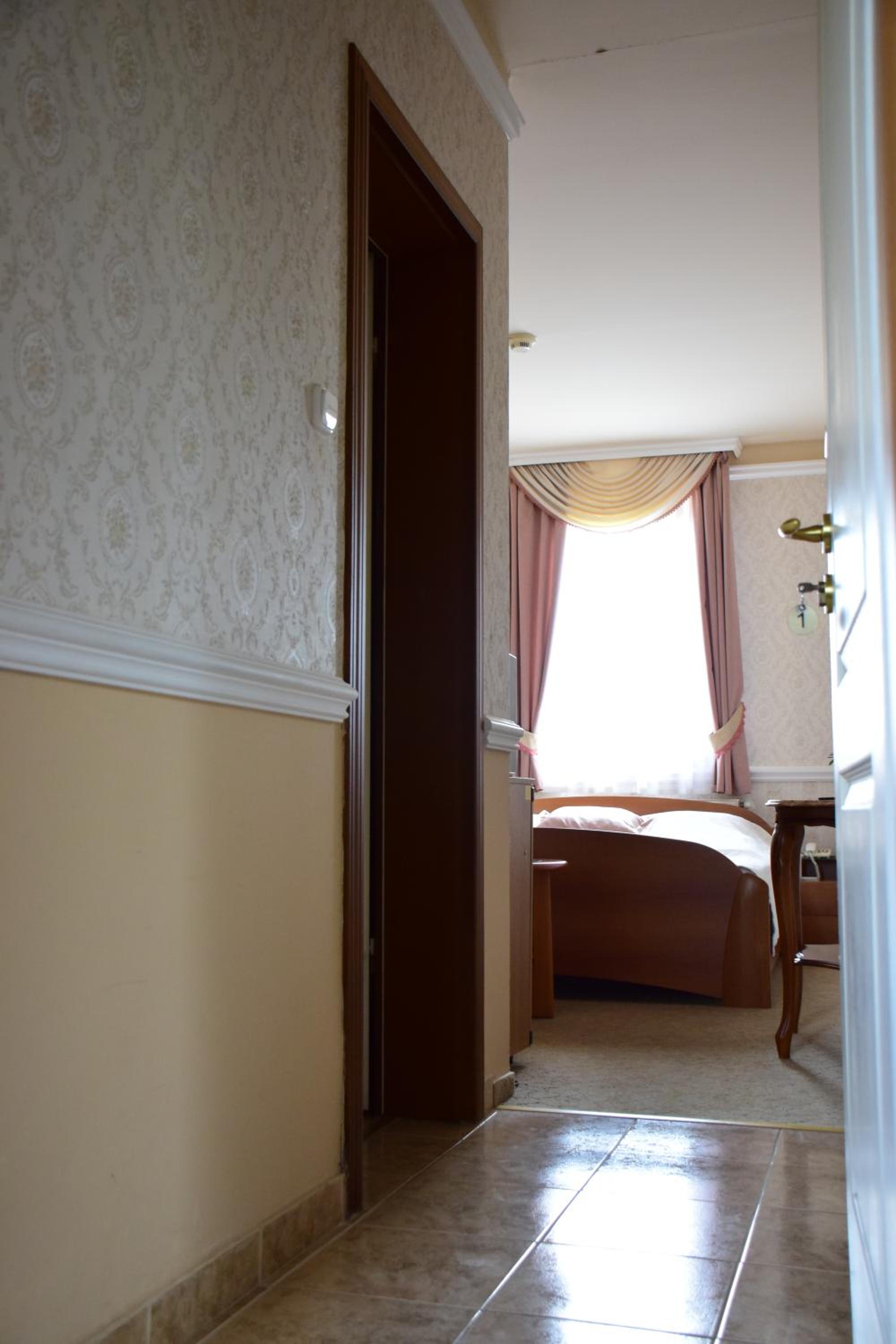 Standard Queen Room - Building B - Photo 4