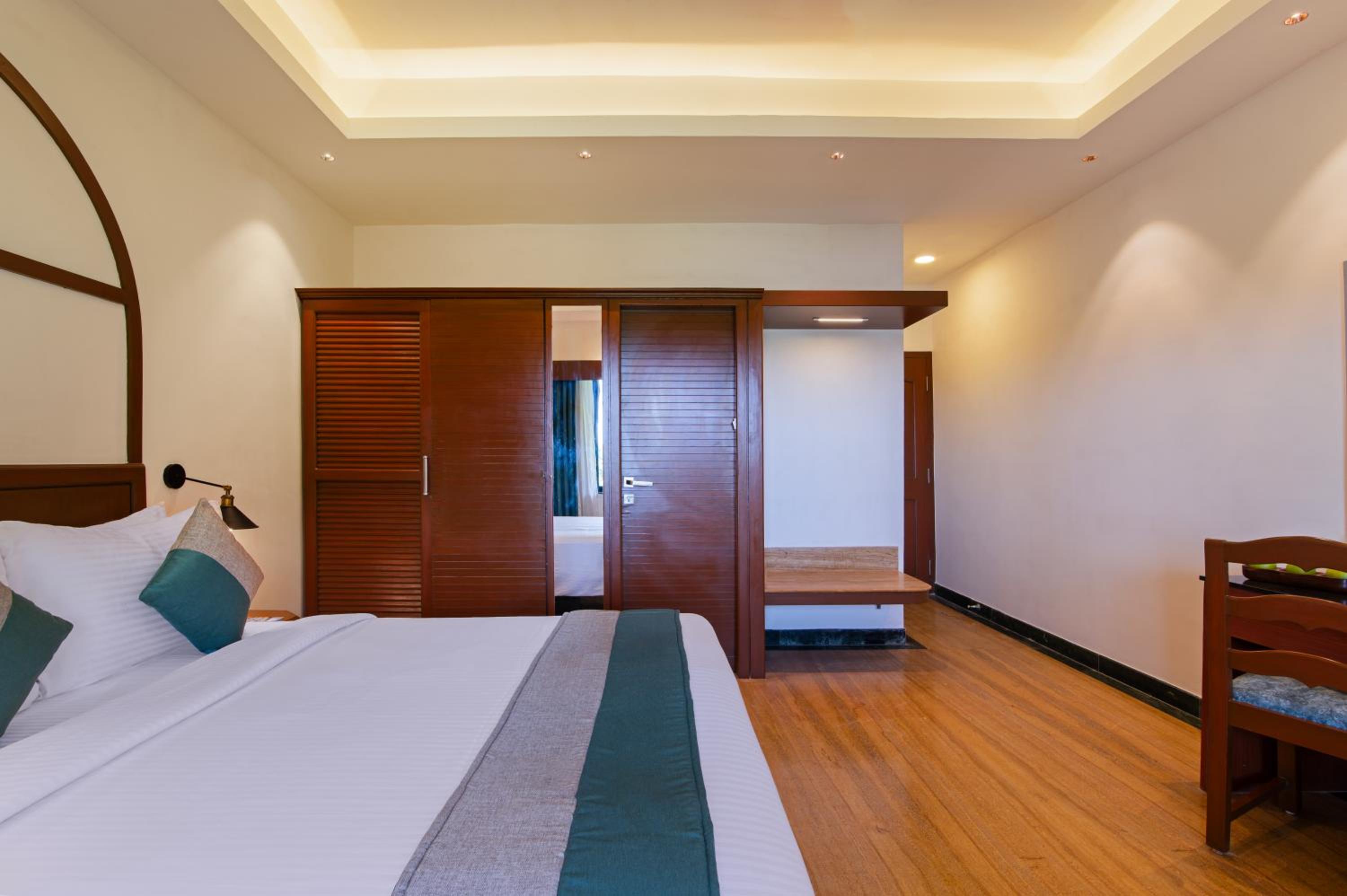 Garden View Classic Room with Balcony - Photo 4