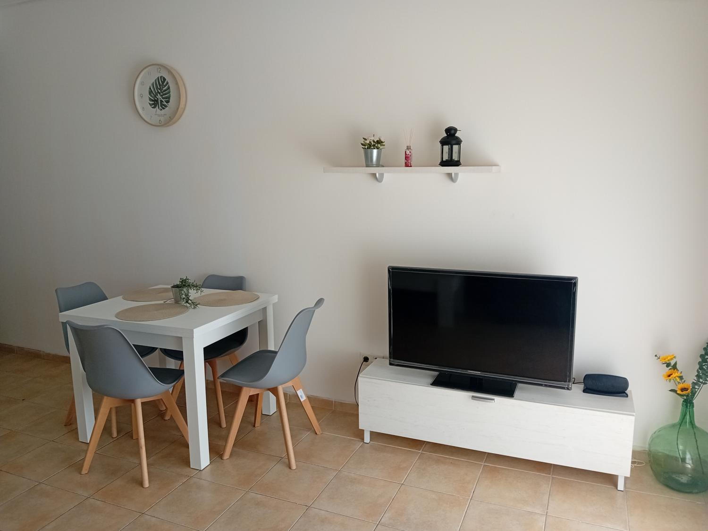 Apartamento de tres habitaciones con balcón