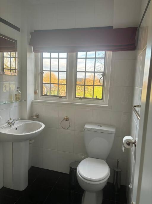 Five-Bedroom House photo 2