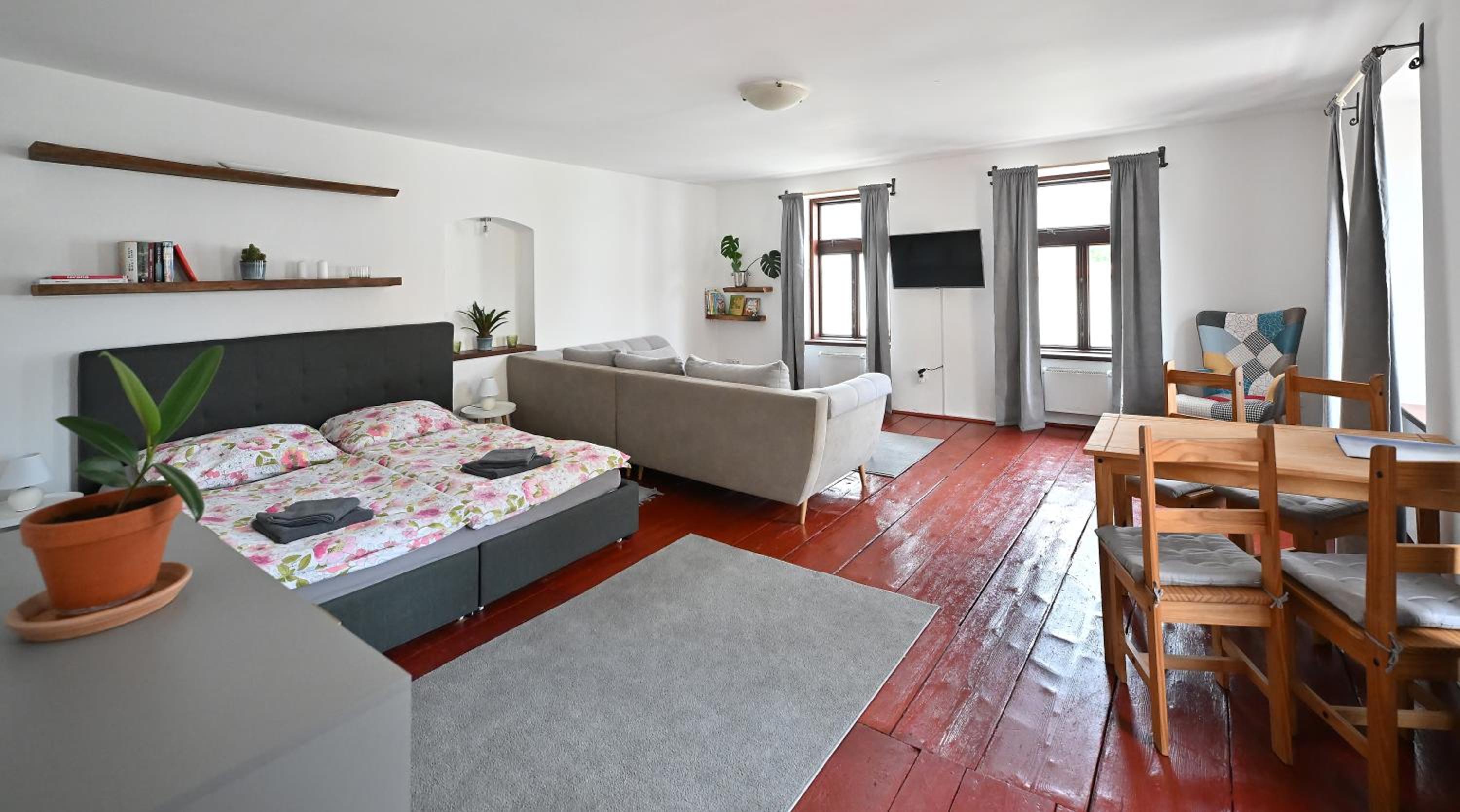 One-Bedroom Apartment photo 1