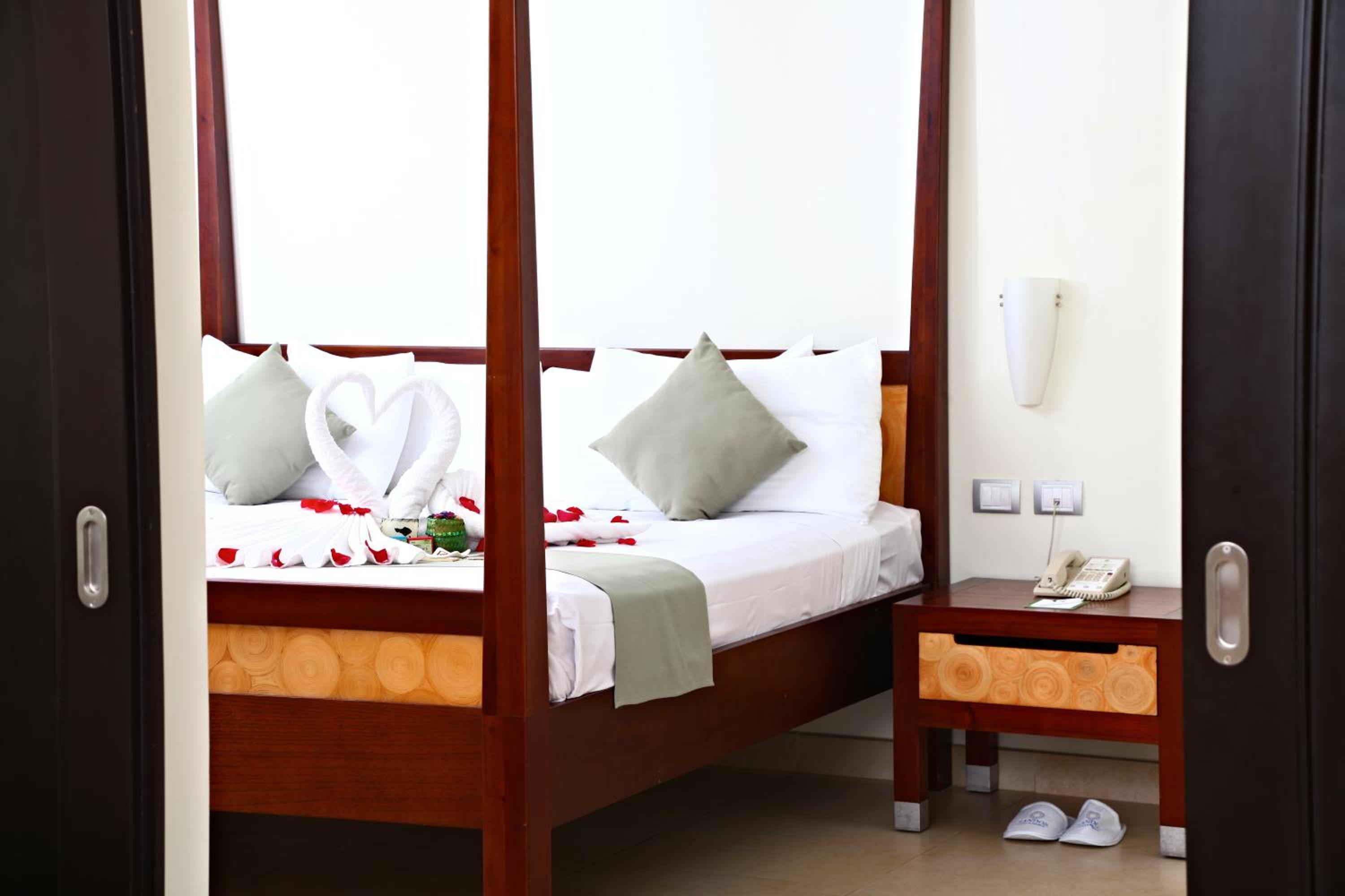 Penthouse Suite Select Club Single (1 Adult) photo 2