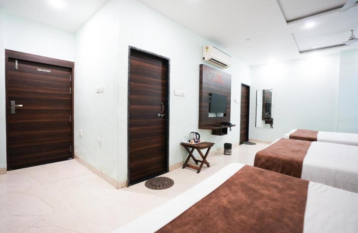Deluxe Family Suite - Photo 7