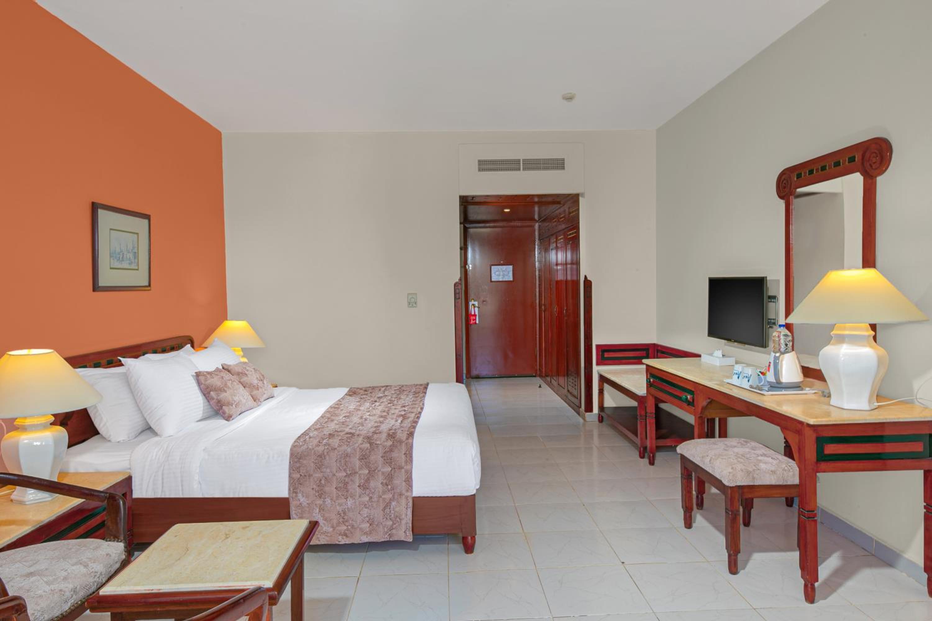 Standard Double Room with Pool View - Photo 11