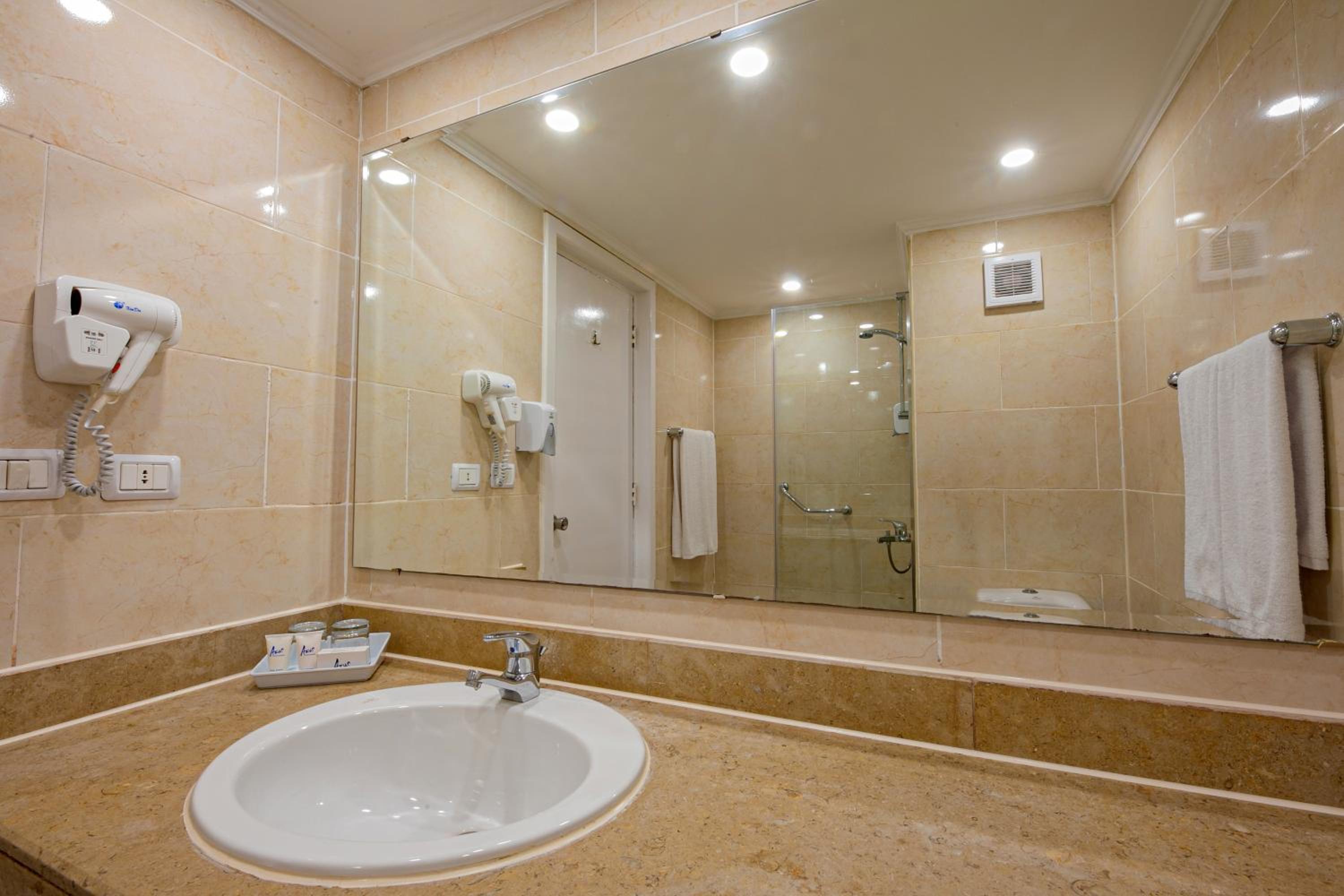 Standard Double Room with Pool View - Photo 7