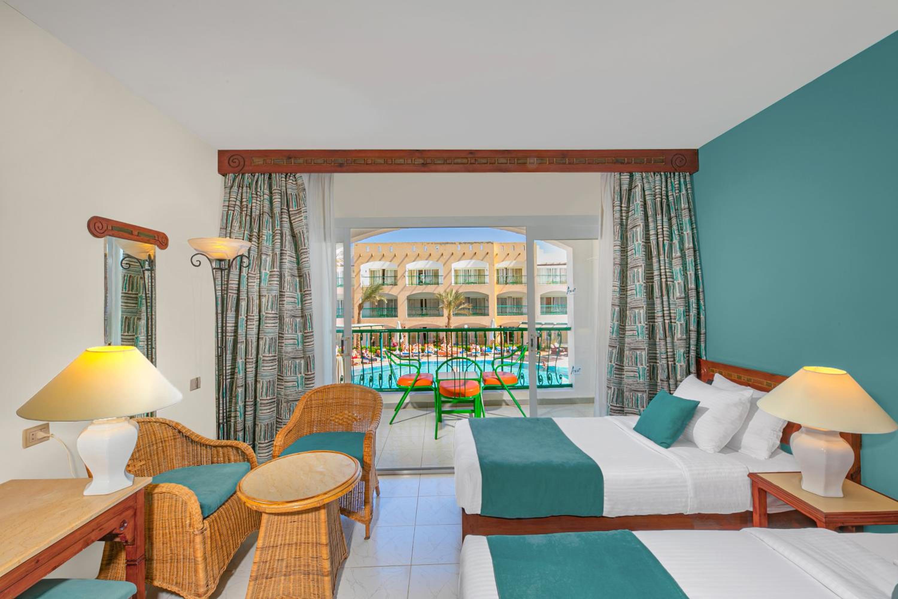 Standard Triple Room with Pool View - Photo 8