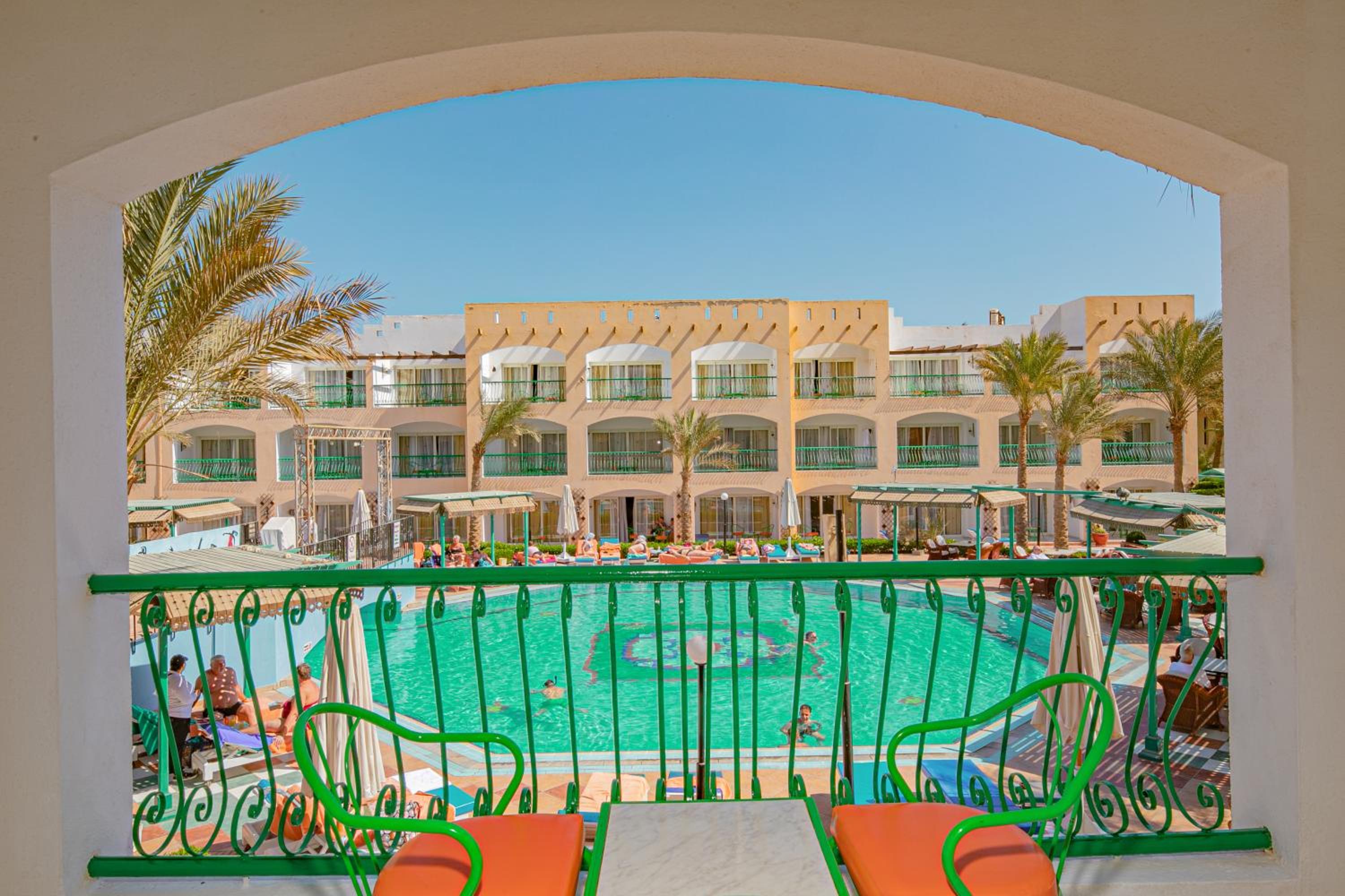 Standard Double Room with Pool View - Photo 9