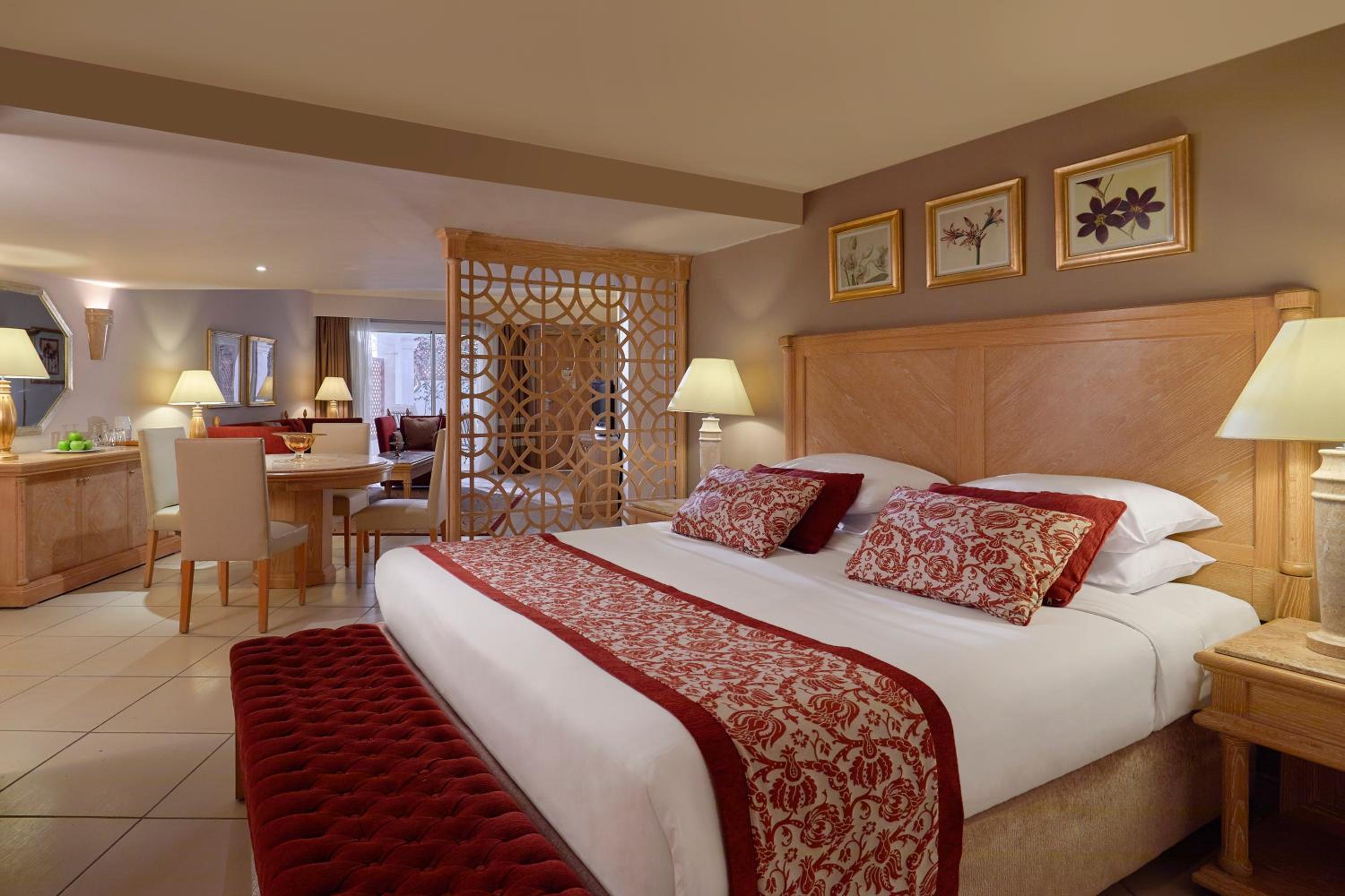 Executive Suite Queen Bed Garden View